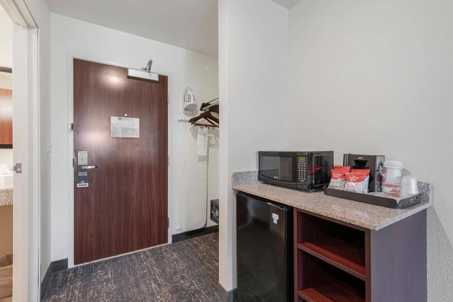 Cobblestone Hotel & Suites - Urbana photo 11