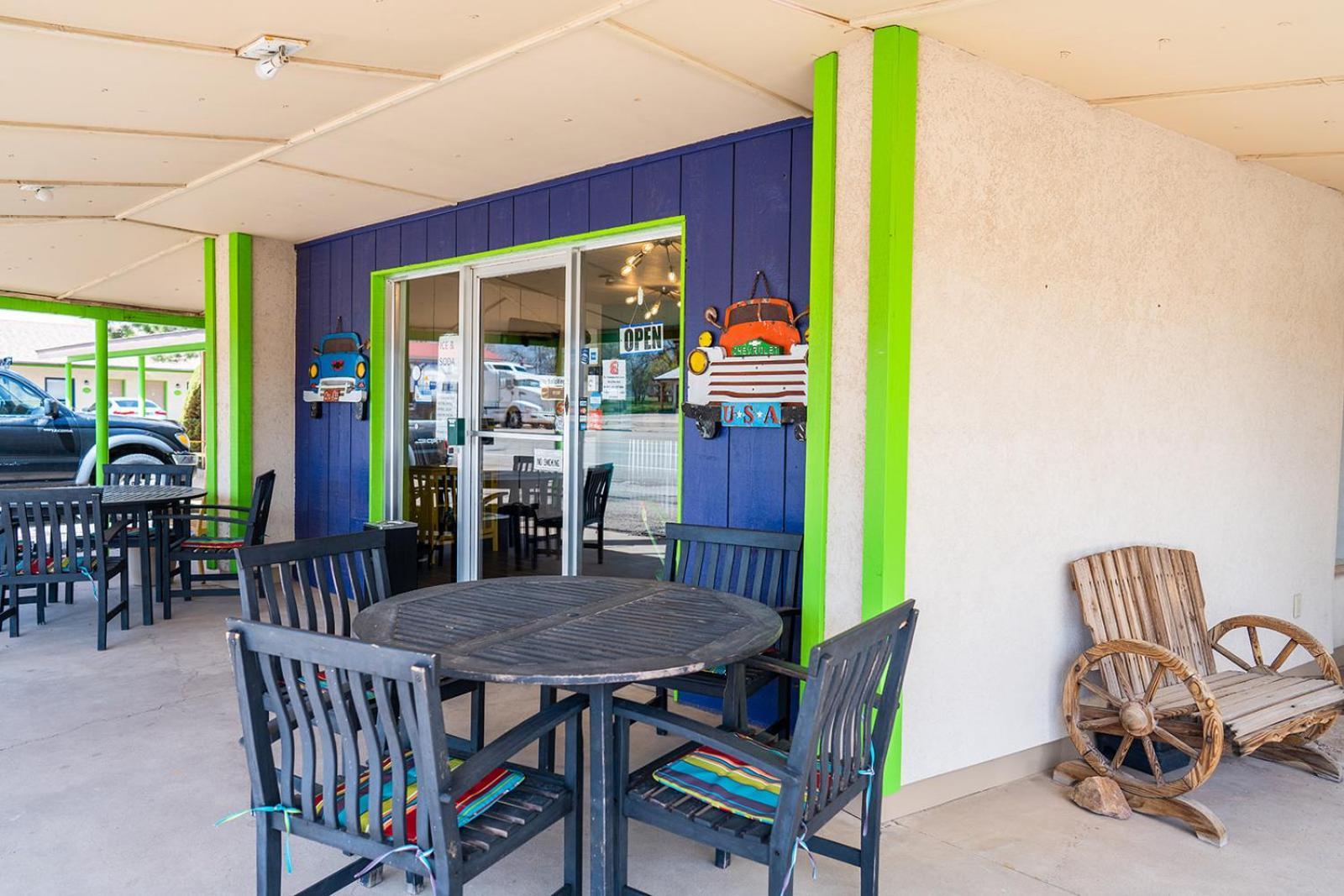 The Atomic Blue Motor-Inn photo 3