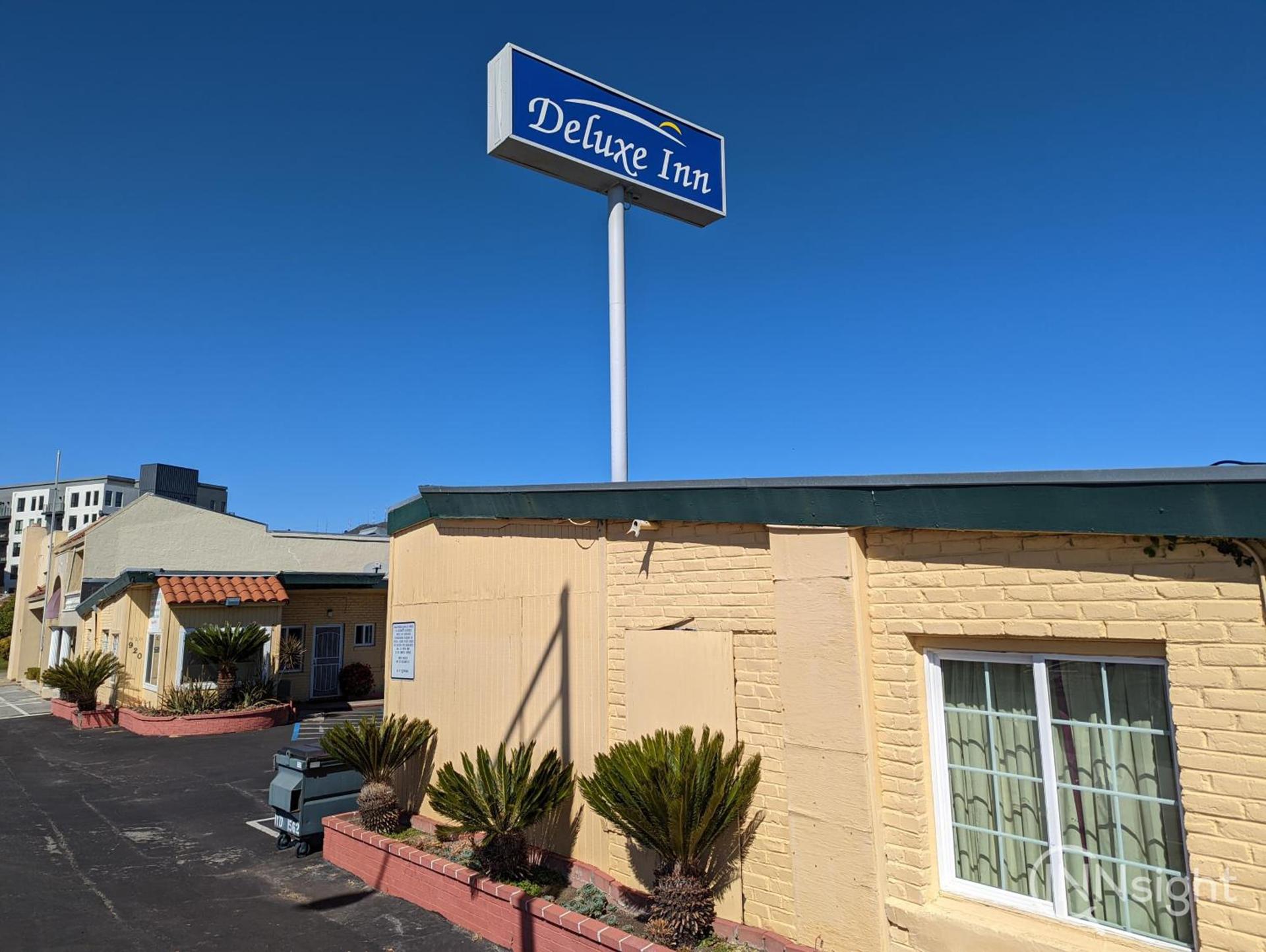 Deluxe Inn photo 13