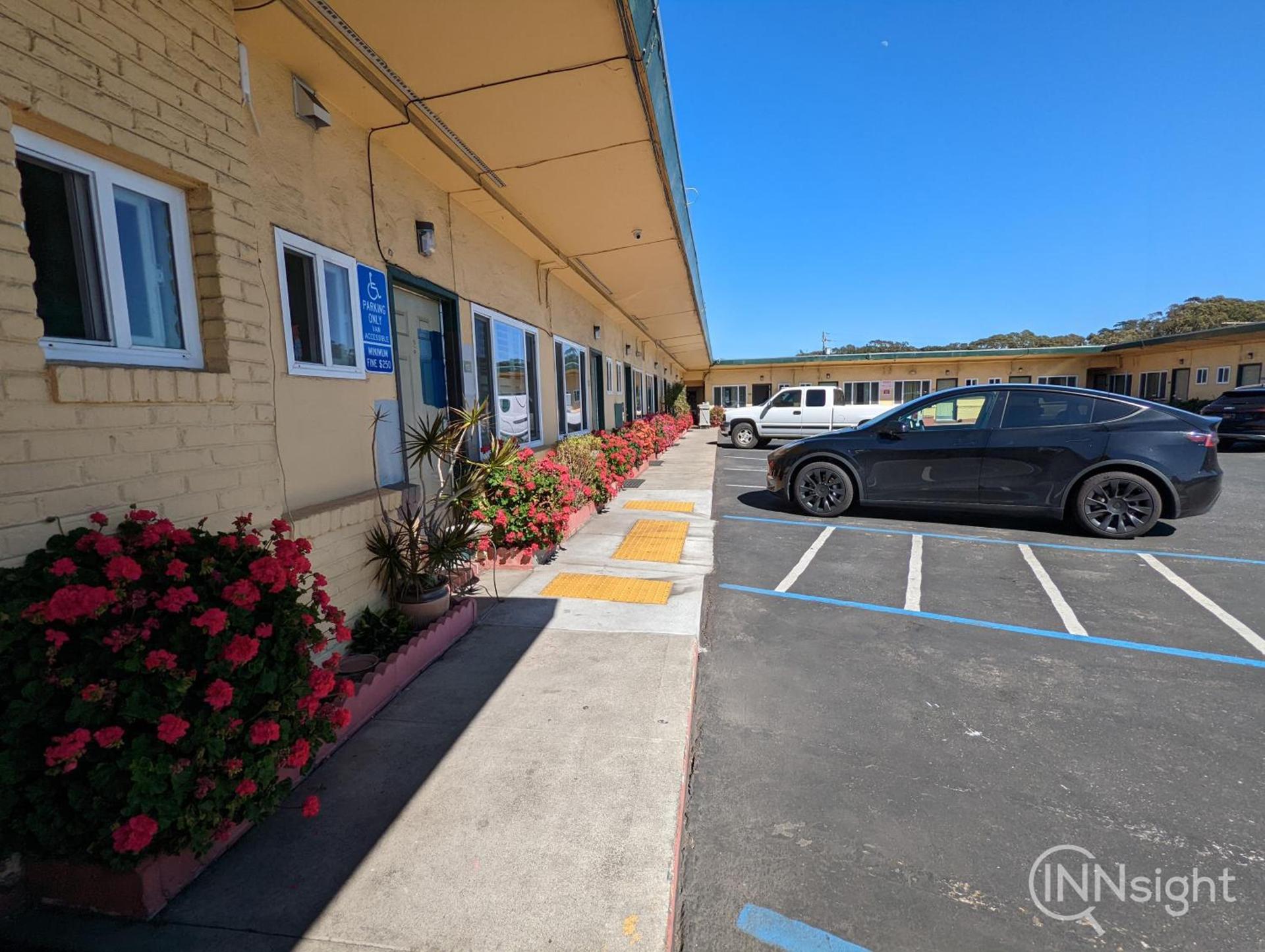 Deluxe Inn photo 7