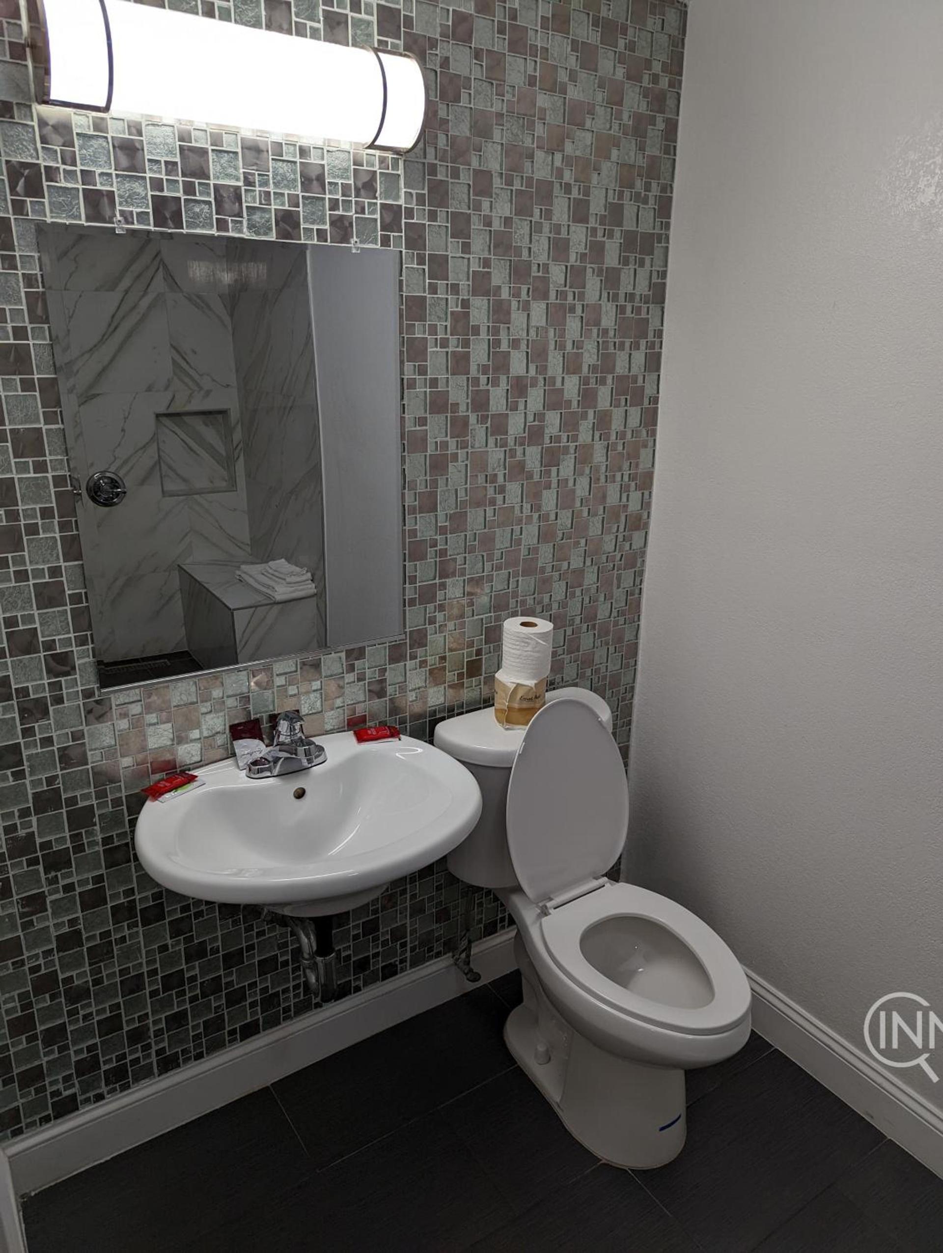Deluxe Inn photo 21