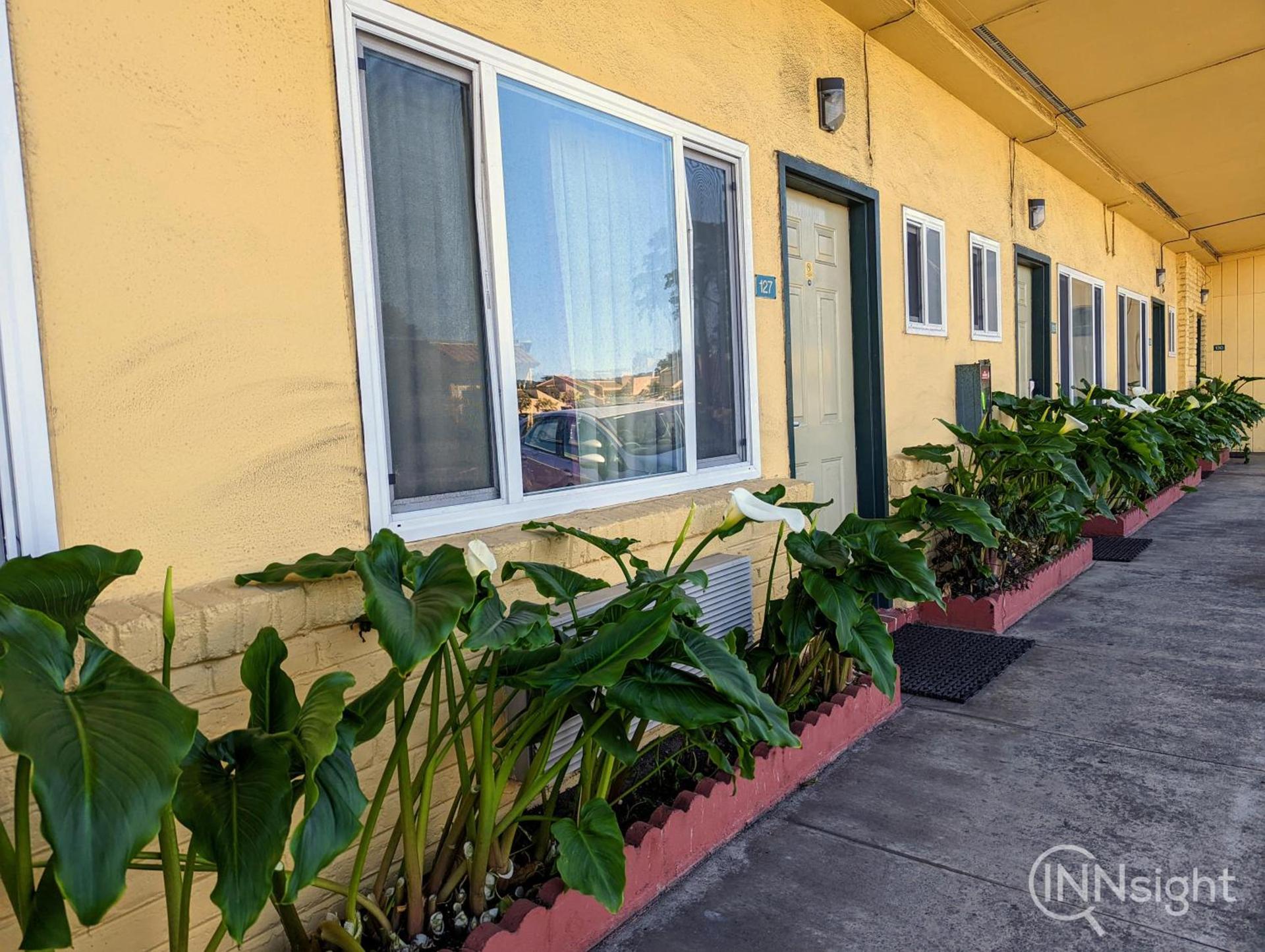Deluxe Inn photo 1