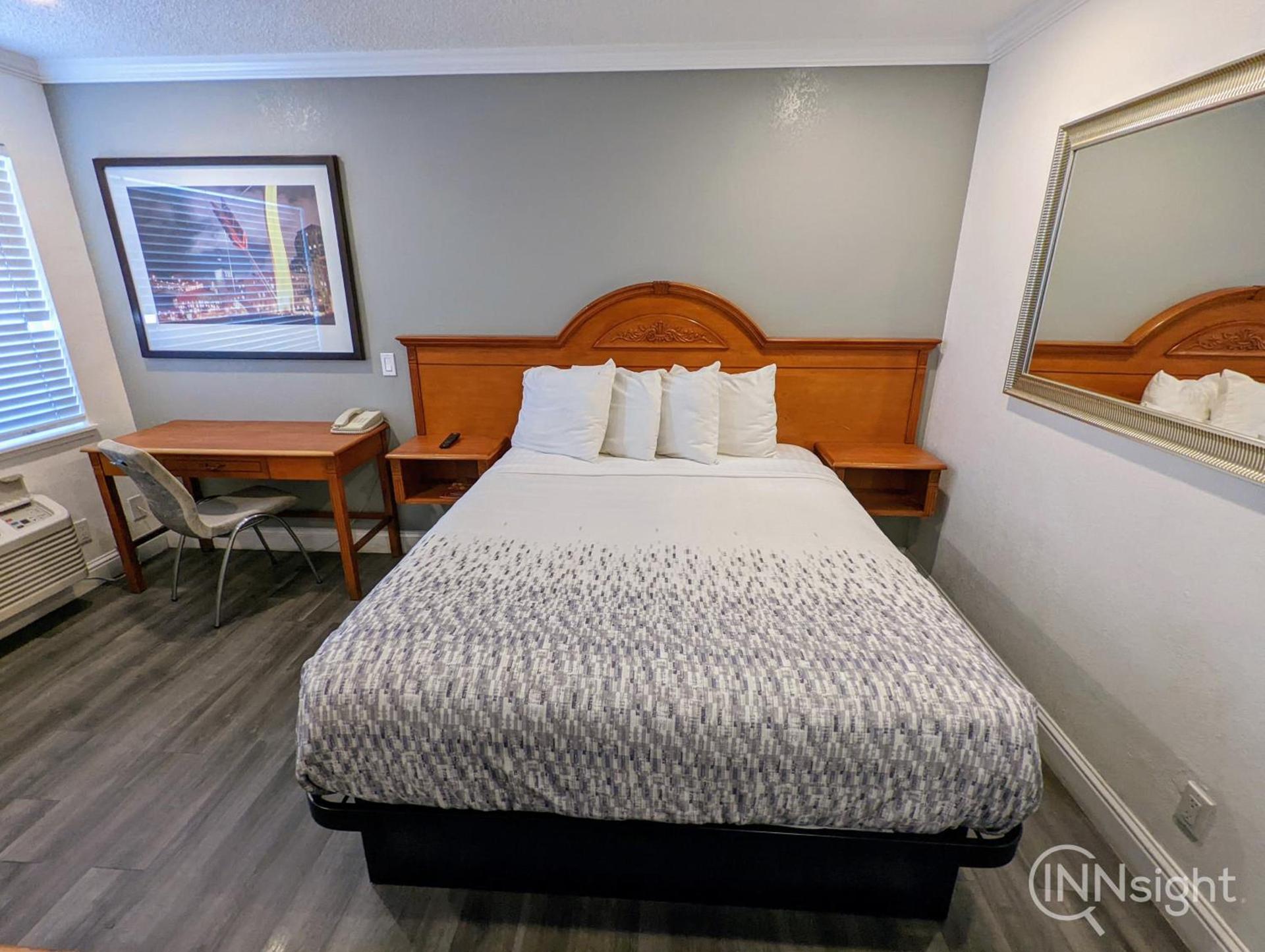Deluxe Inn photo 35