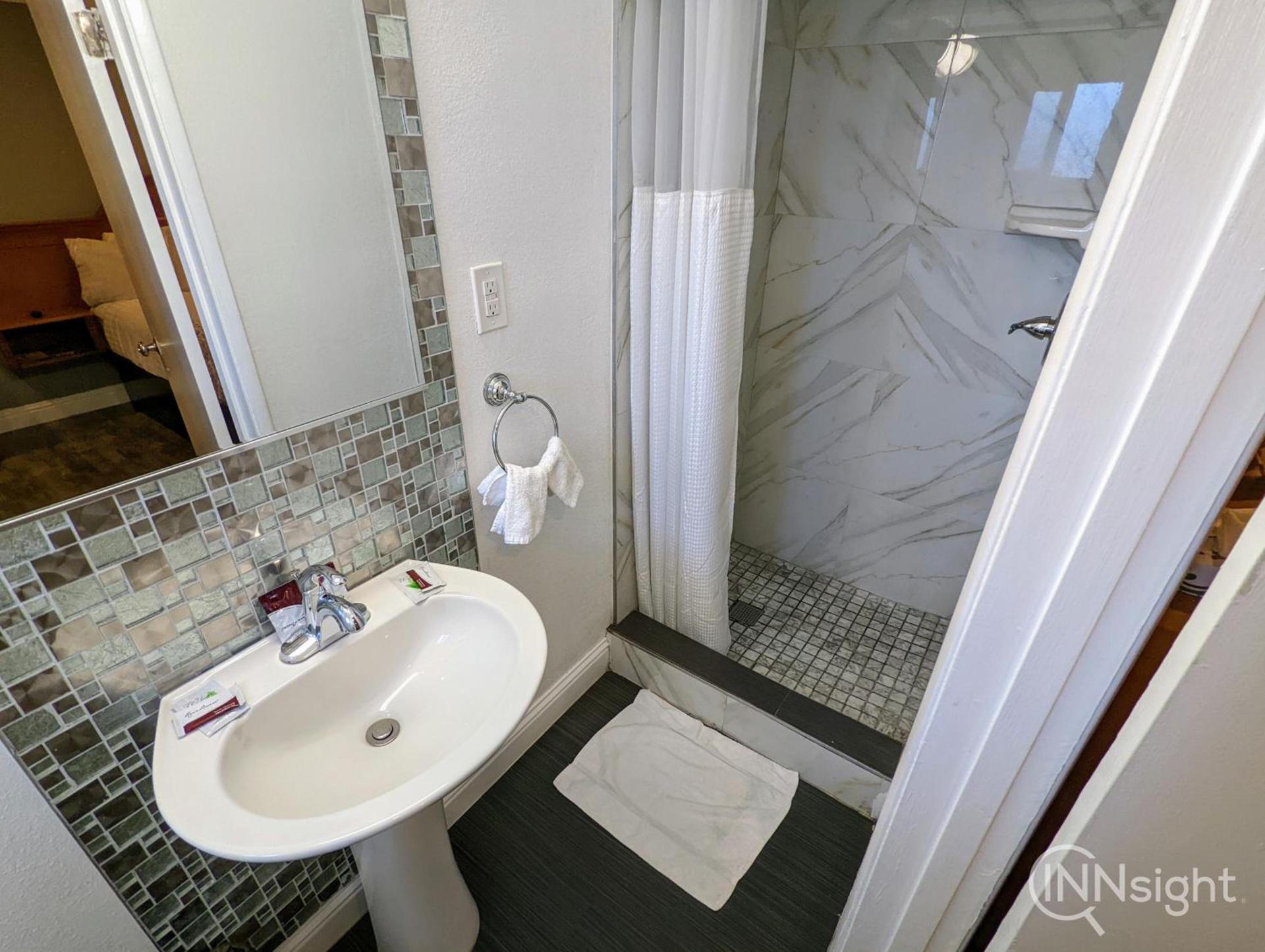Deluxe Inn photo 26
