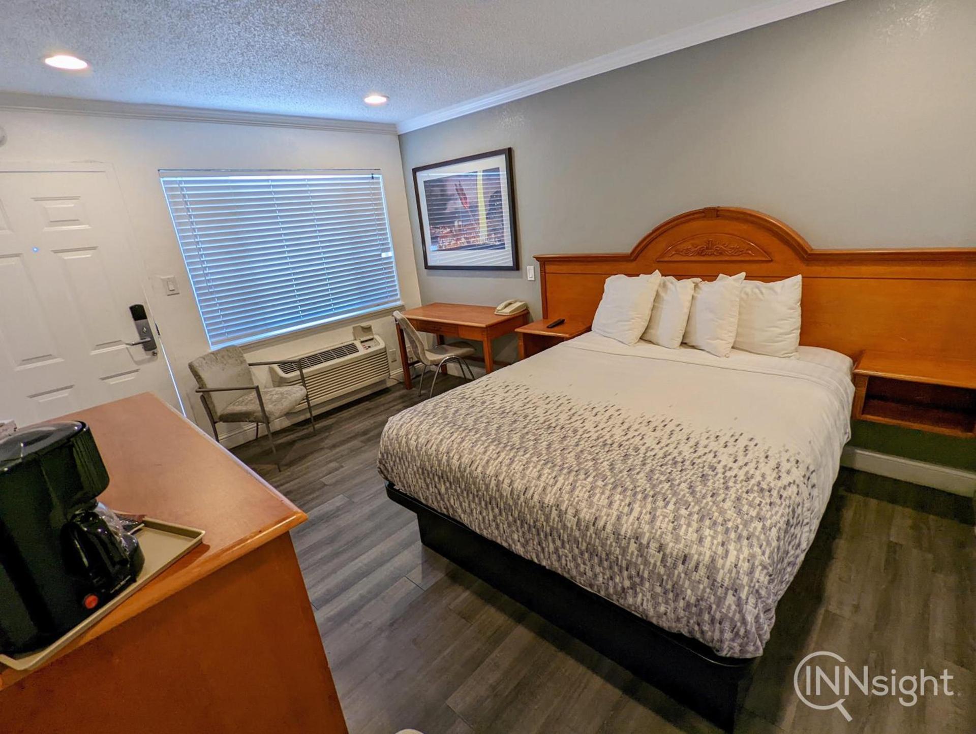 Deluxe Inn photo 32
