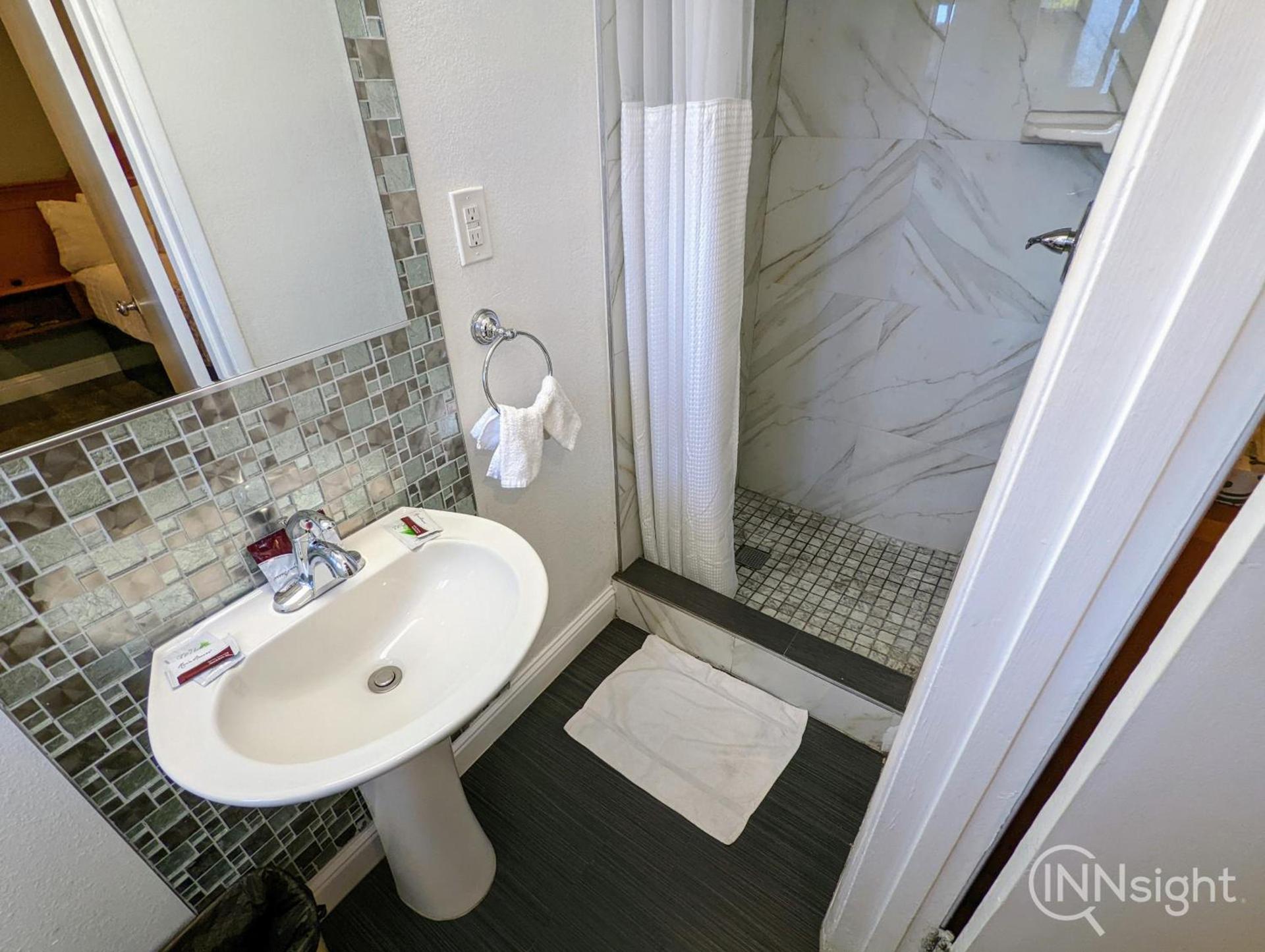 Deluxe Inn photo 25