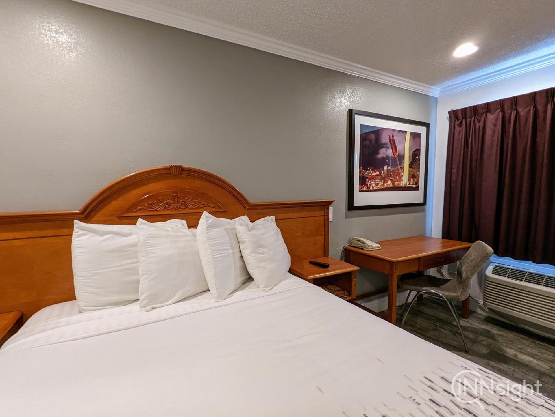 Deluxe Inn photo 30