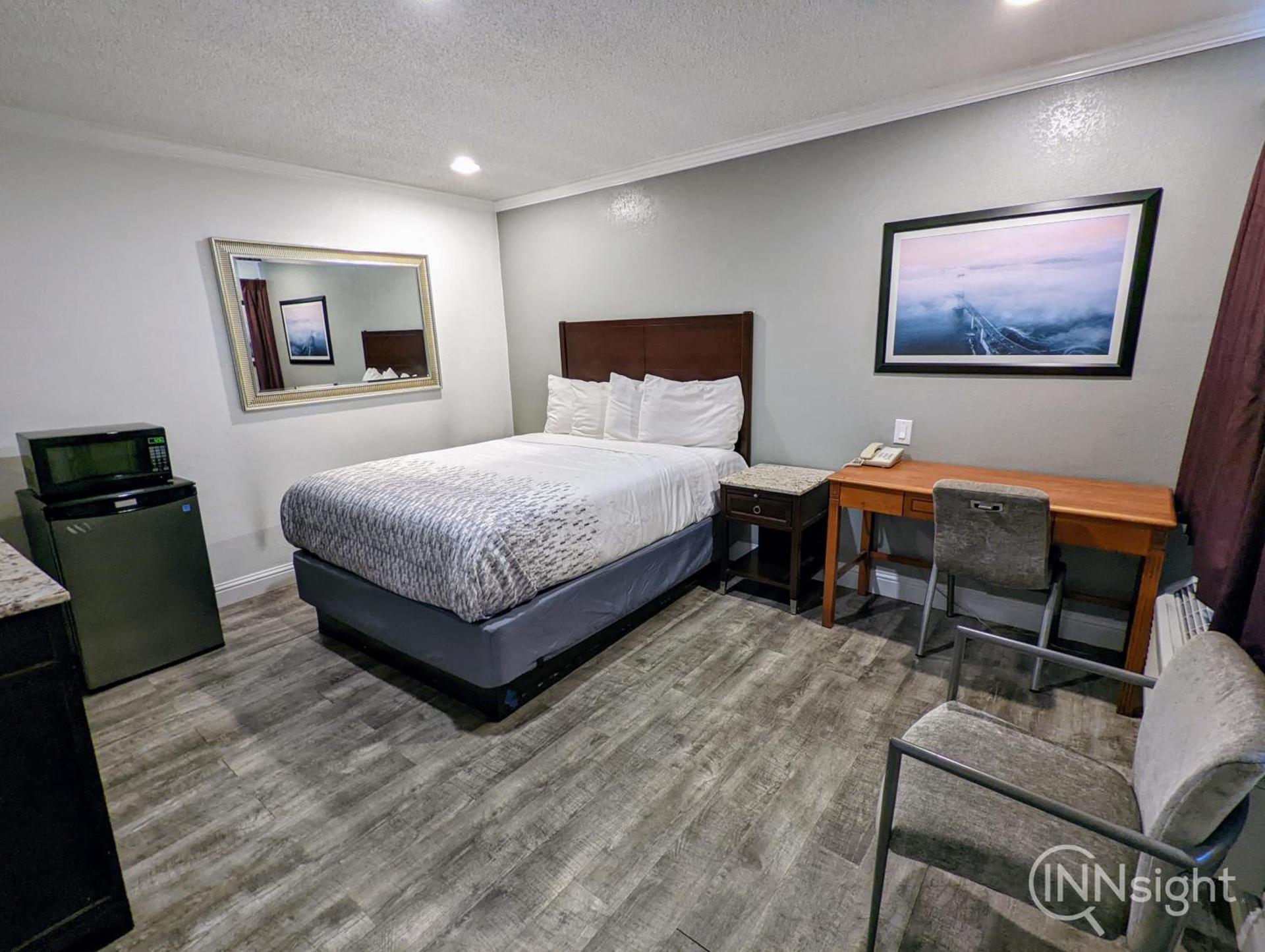 Deluxe Inn photo 43