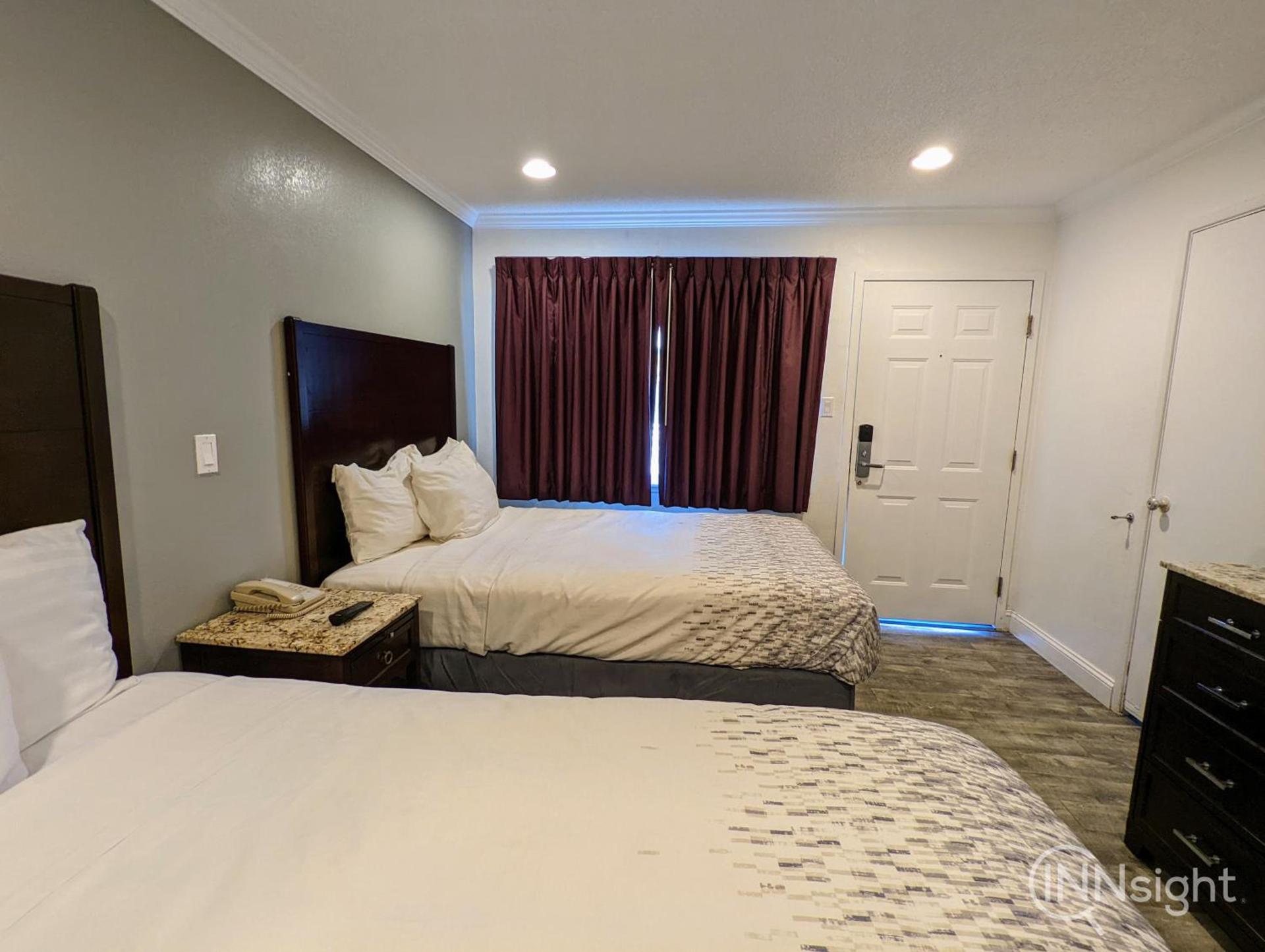 Deluxe Inn photo 44