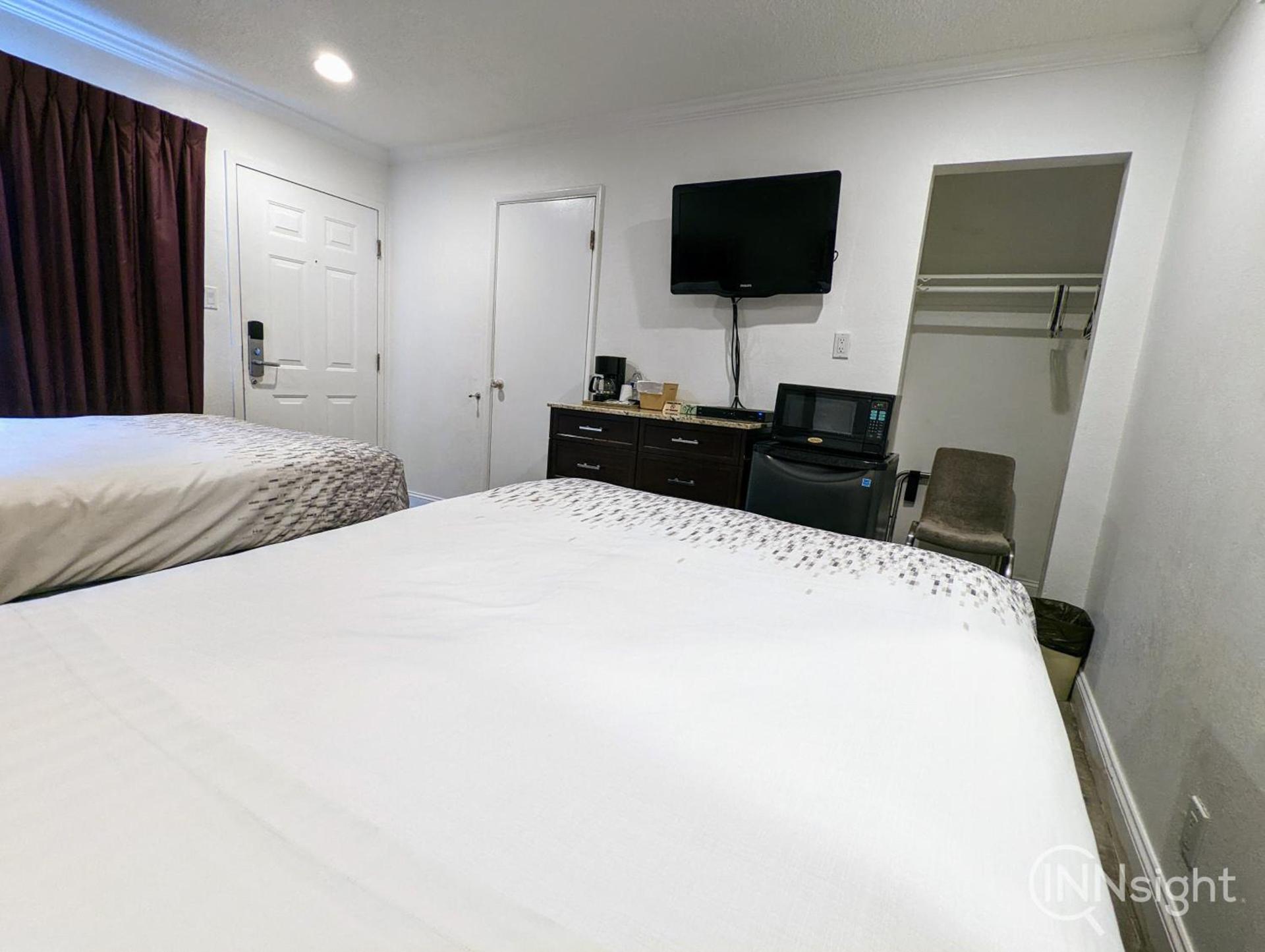 Deluxe Inn photo 48