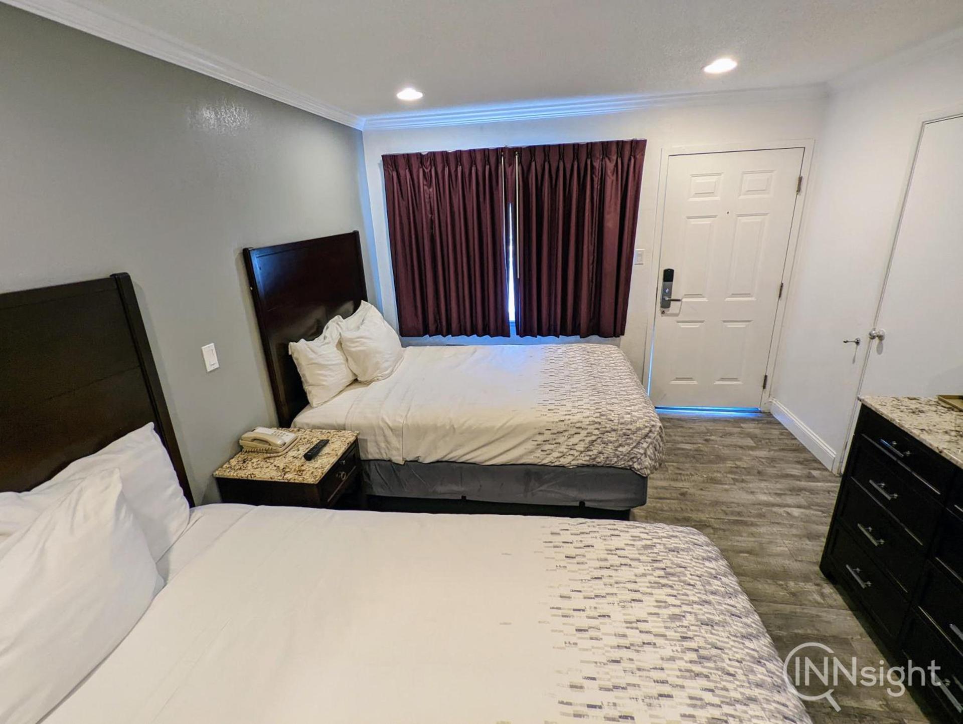 Deluxe Inn photo 49