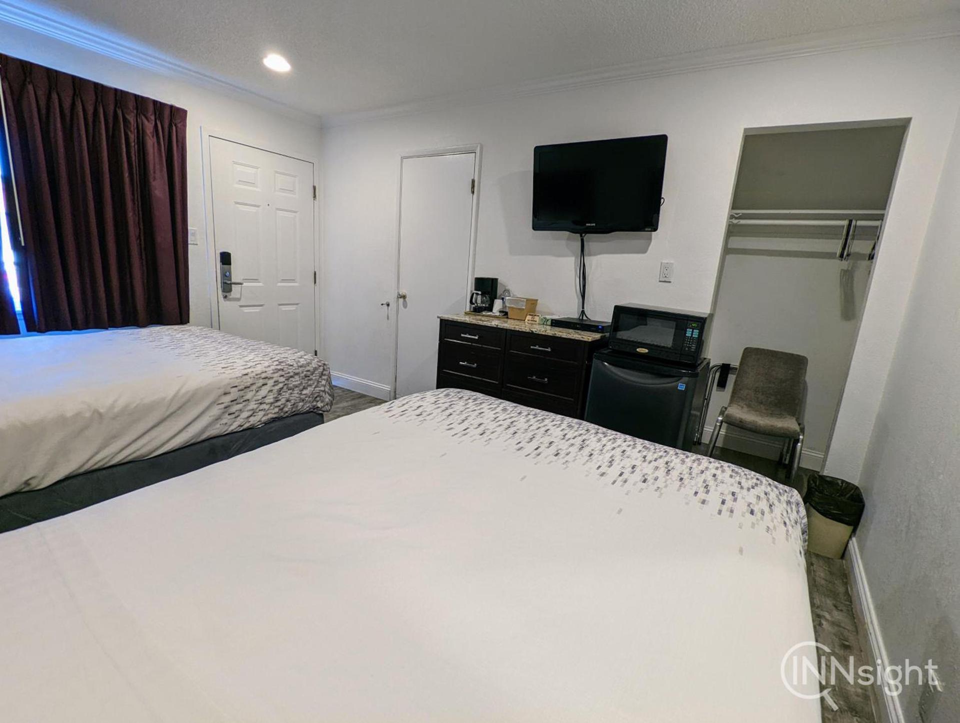 Deluxe Inn photo 50
