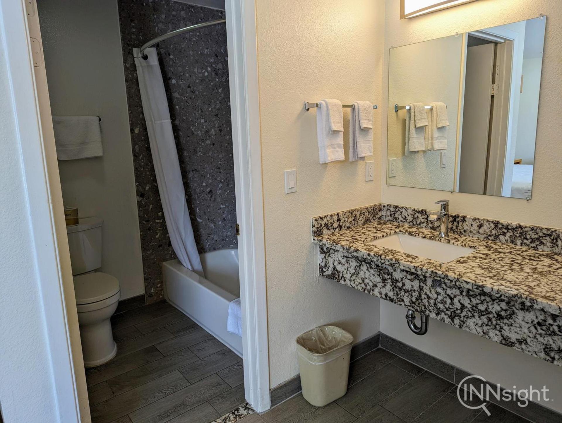Royal Inn photo 2