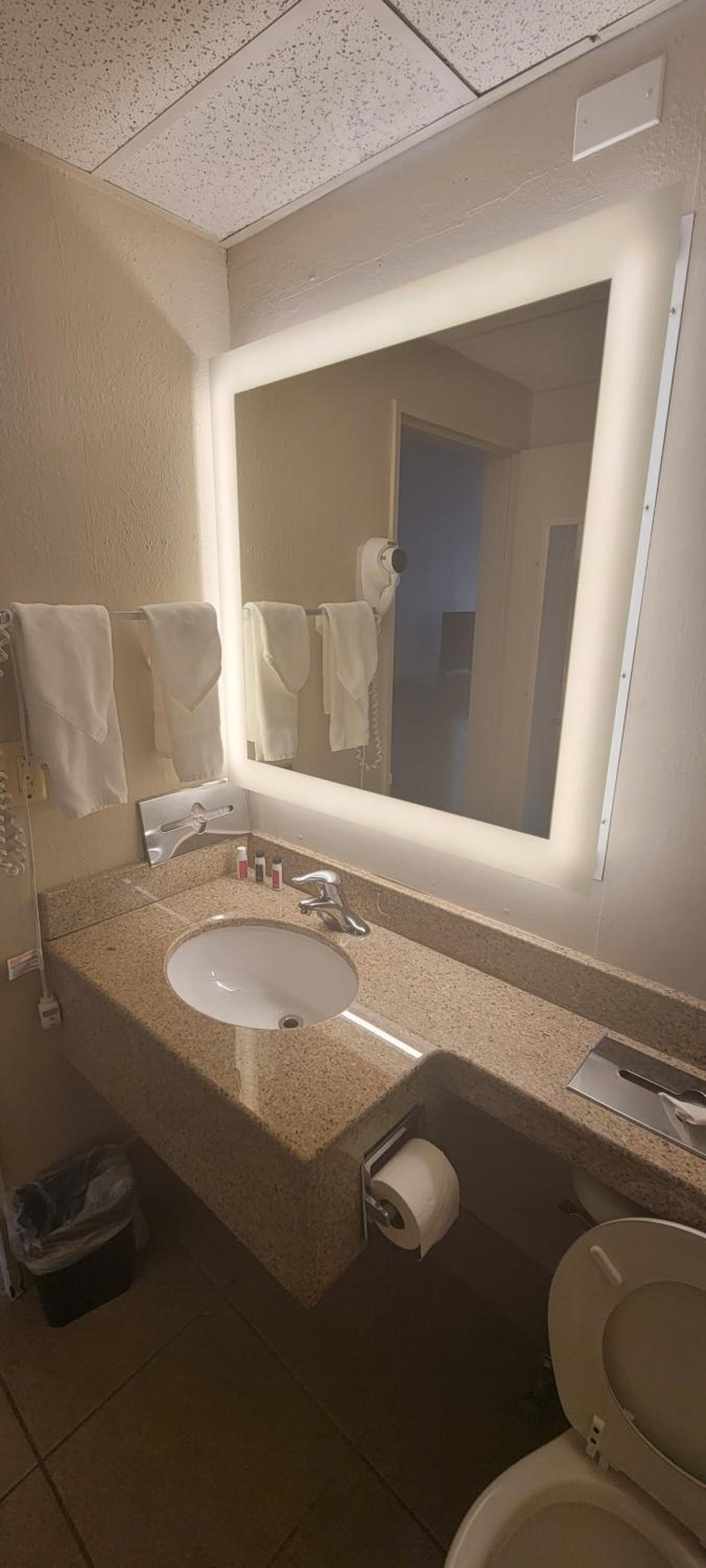Howard Johnson by Wyndham Newburgh photo 30