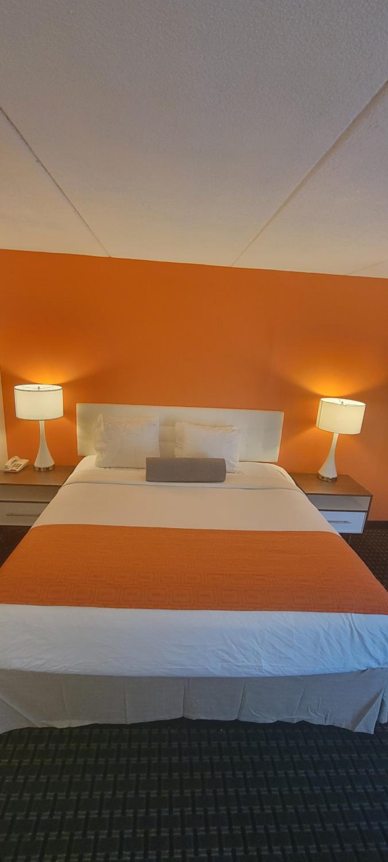 Howard Johnson by Wyndham Newburgh photo 32