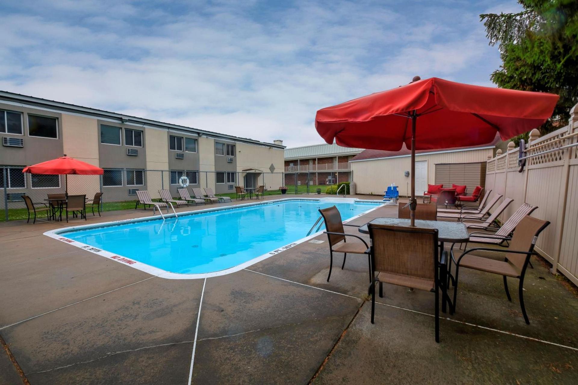 Red Roof Inn and Suites Herkimer photo 4