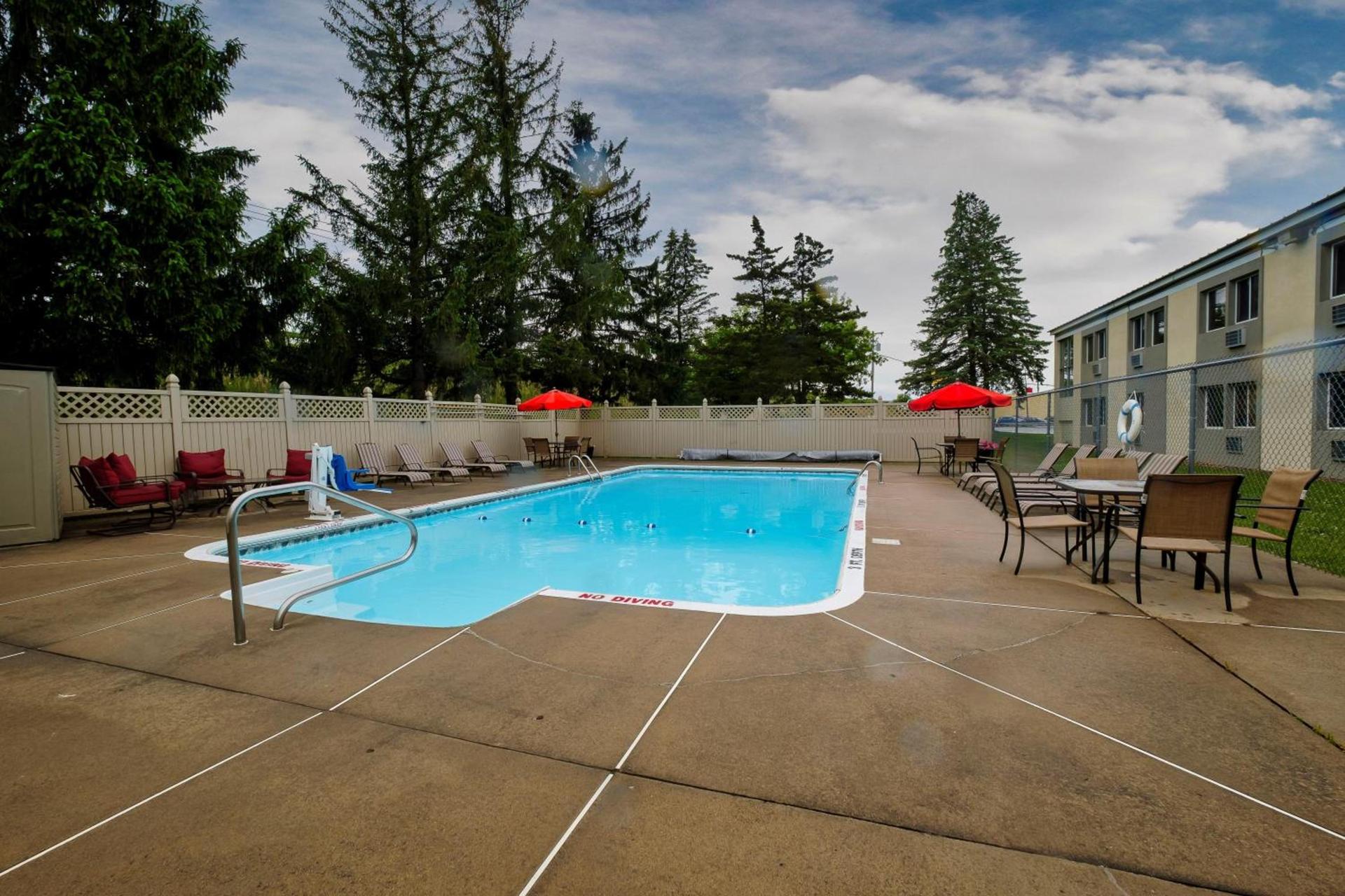 Red Roof Inn and Suites Herkimer photo 5