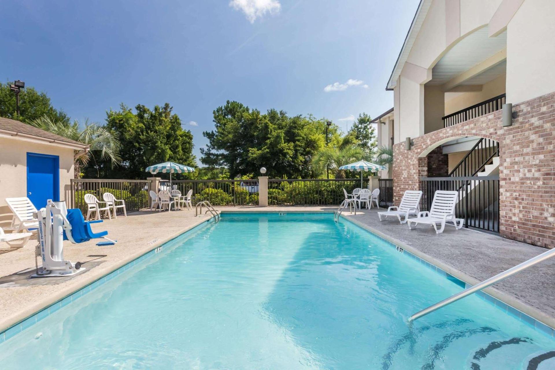 Howard Johnson by Wyndham Savannah GA photo 3