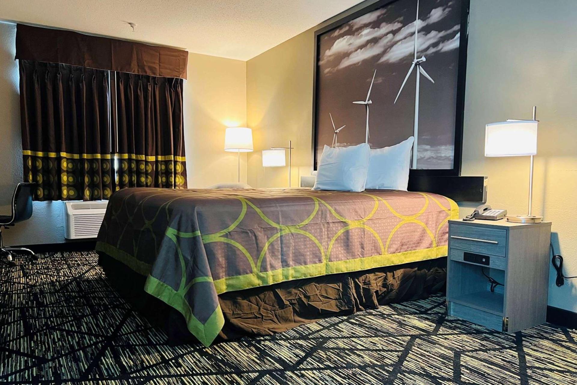 Super 8 by Wyndham Pratt photo 17
