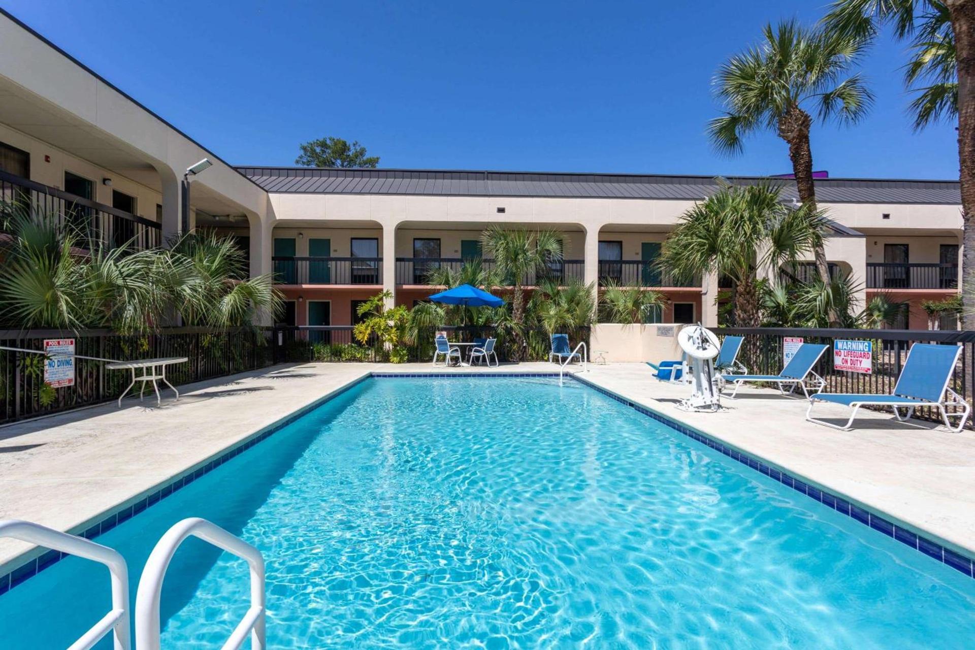 Baymont by Wyndham Tallahassee photo 2