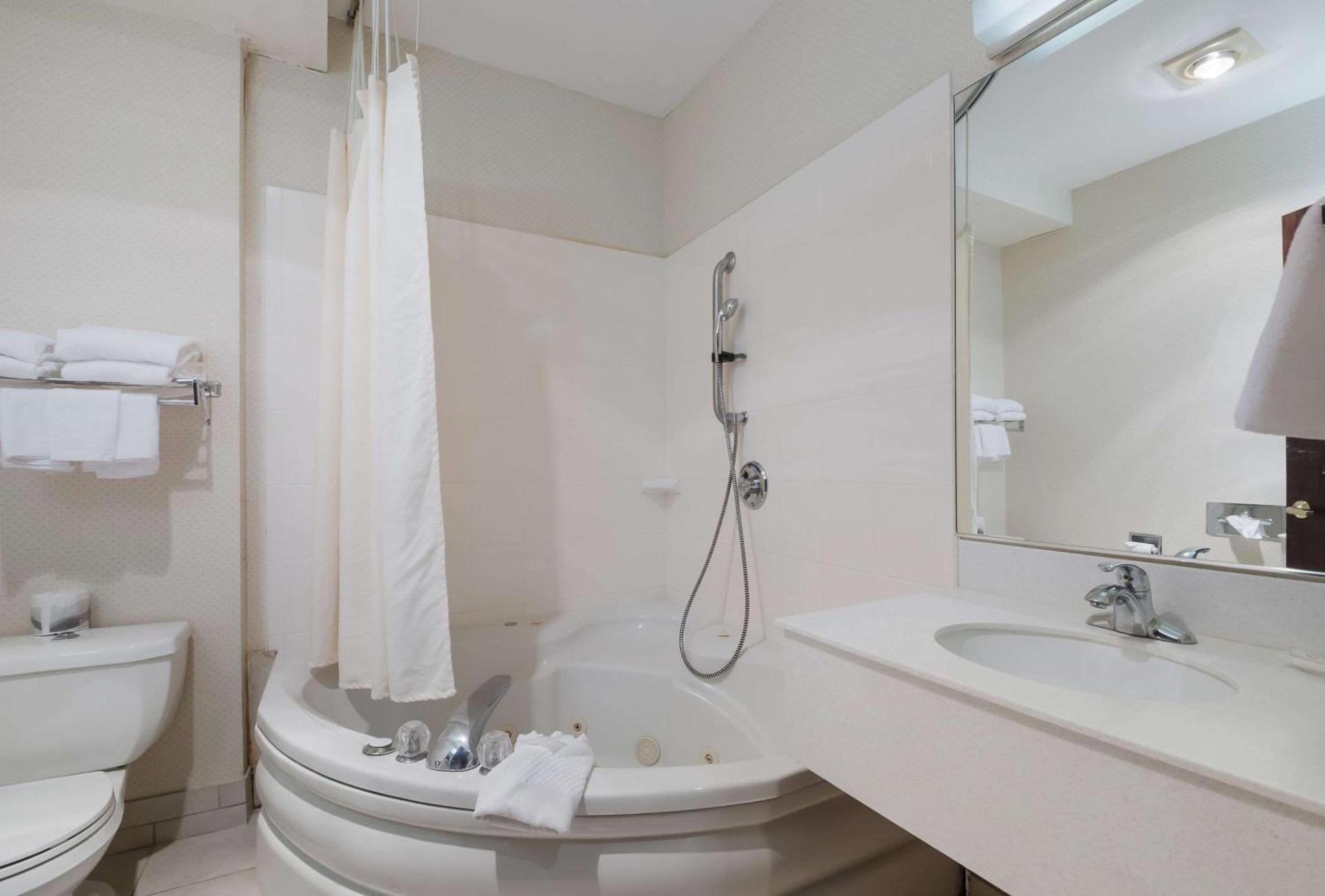 Quality Inn Grand Suites Bellingham photo 30