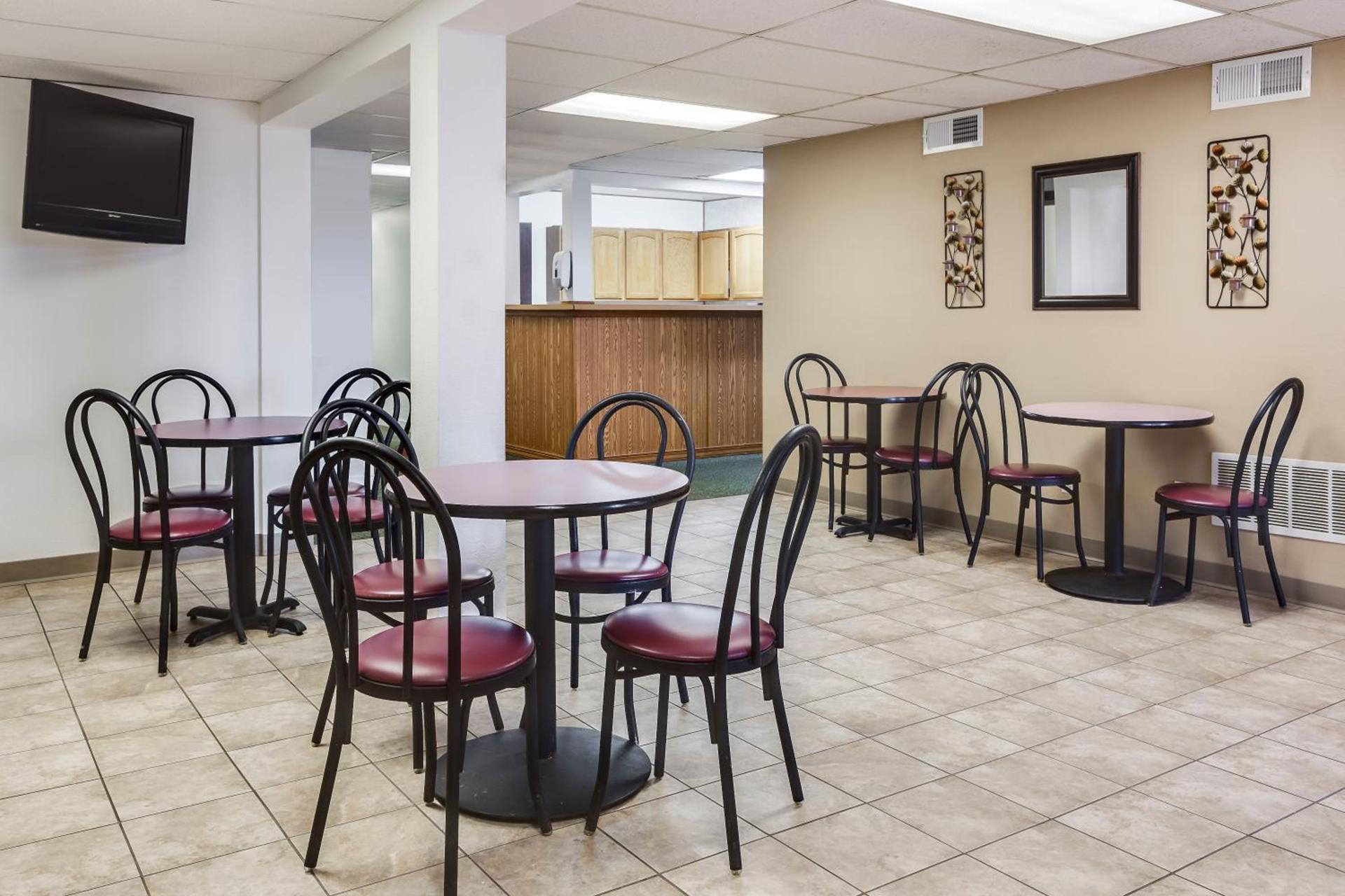 Super 8 by Wyndham Tomah Wisconsin photo 31