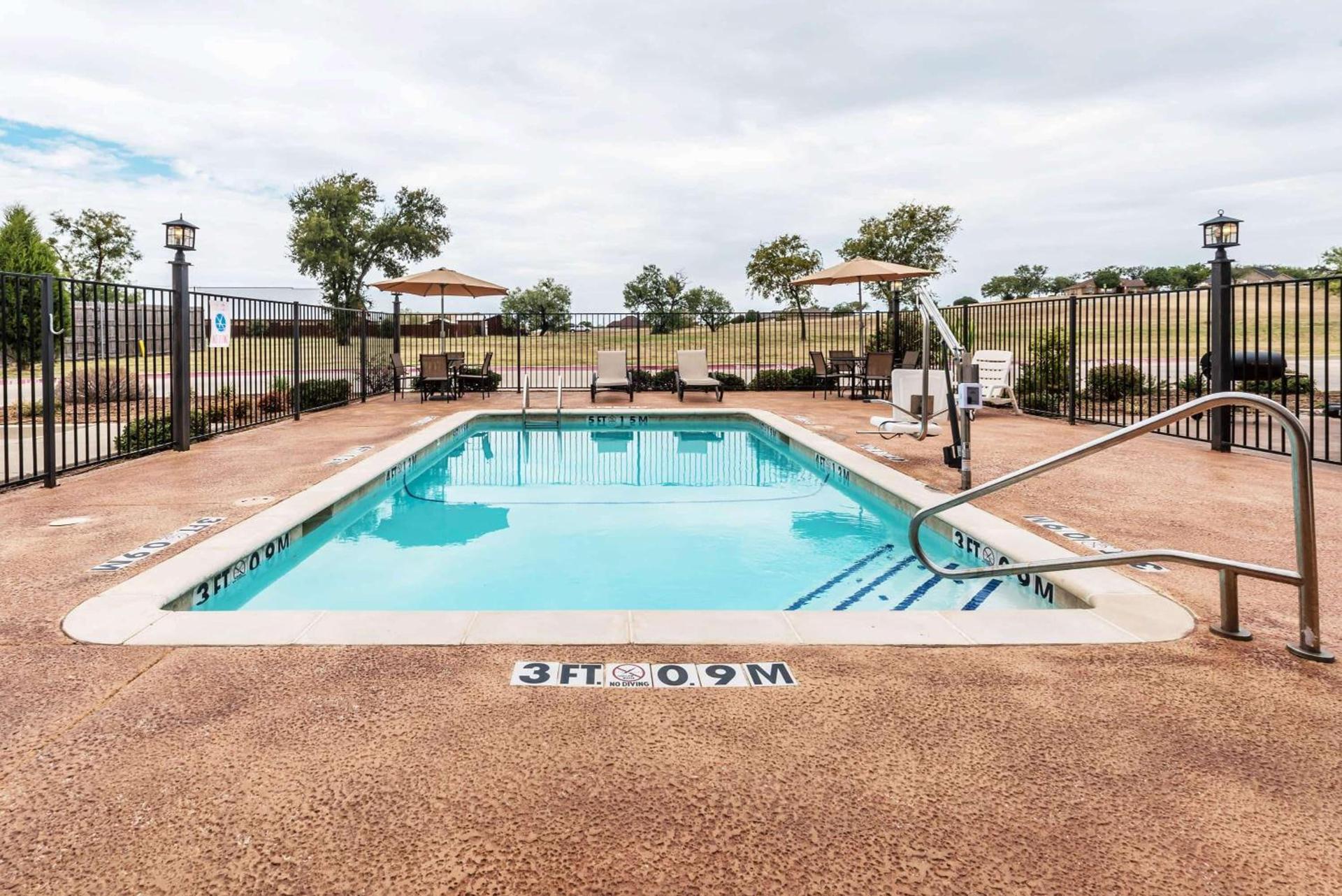 Days Inn & Suites by Wyndham Mineral Wells photo 3