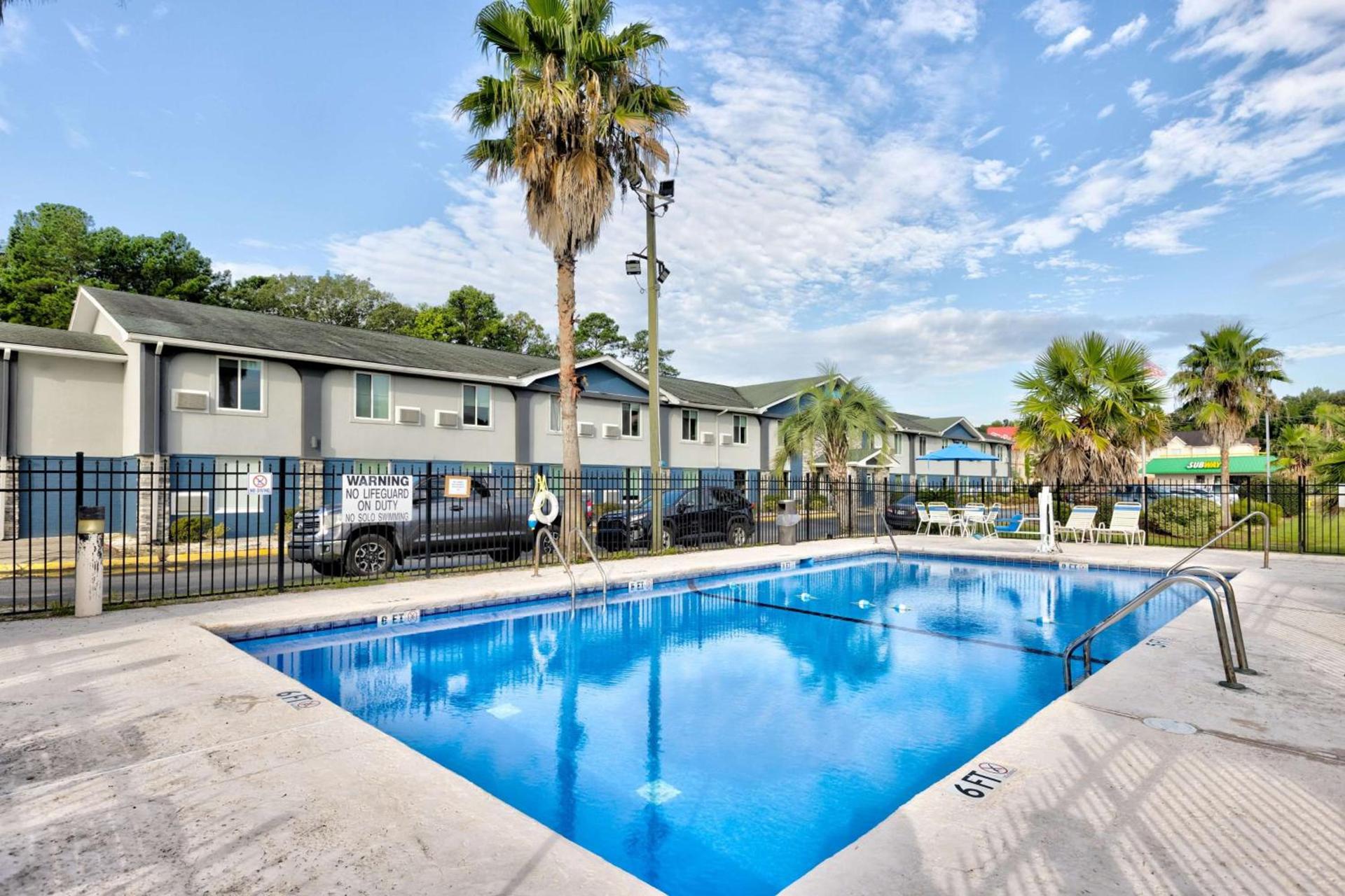 Days Inn by Wyndham Savannah Gateway I-95 photo 4