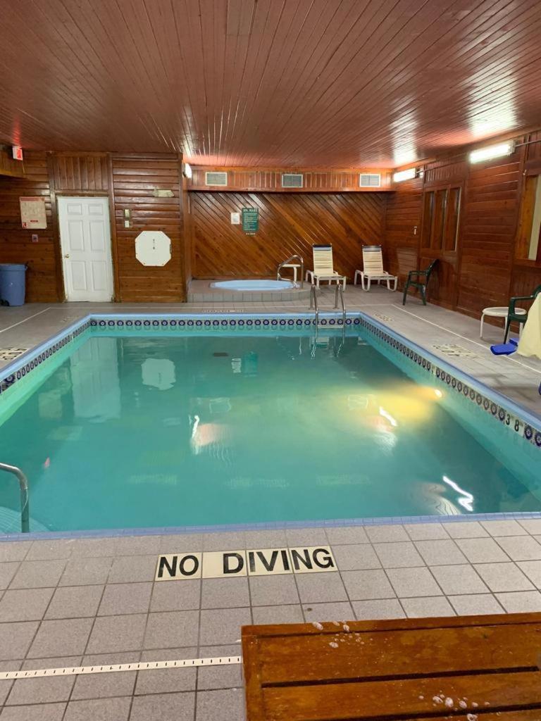 Days Inn by Wyndham Topeka photo 36