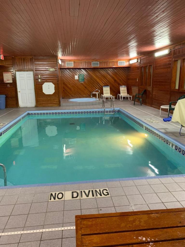 Days Inn by Wyndham Topeka photo 37