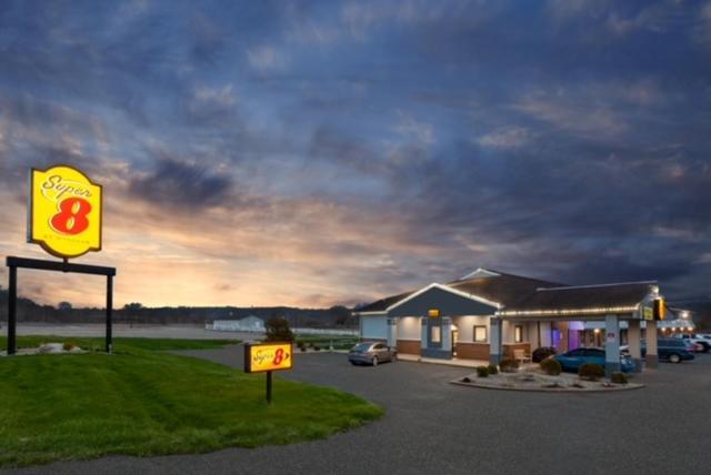 Super 8 by Wyndham Newcomerstown photo 51
