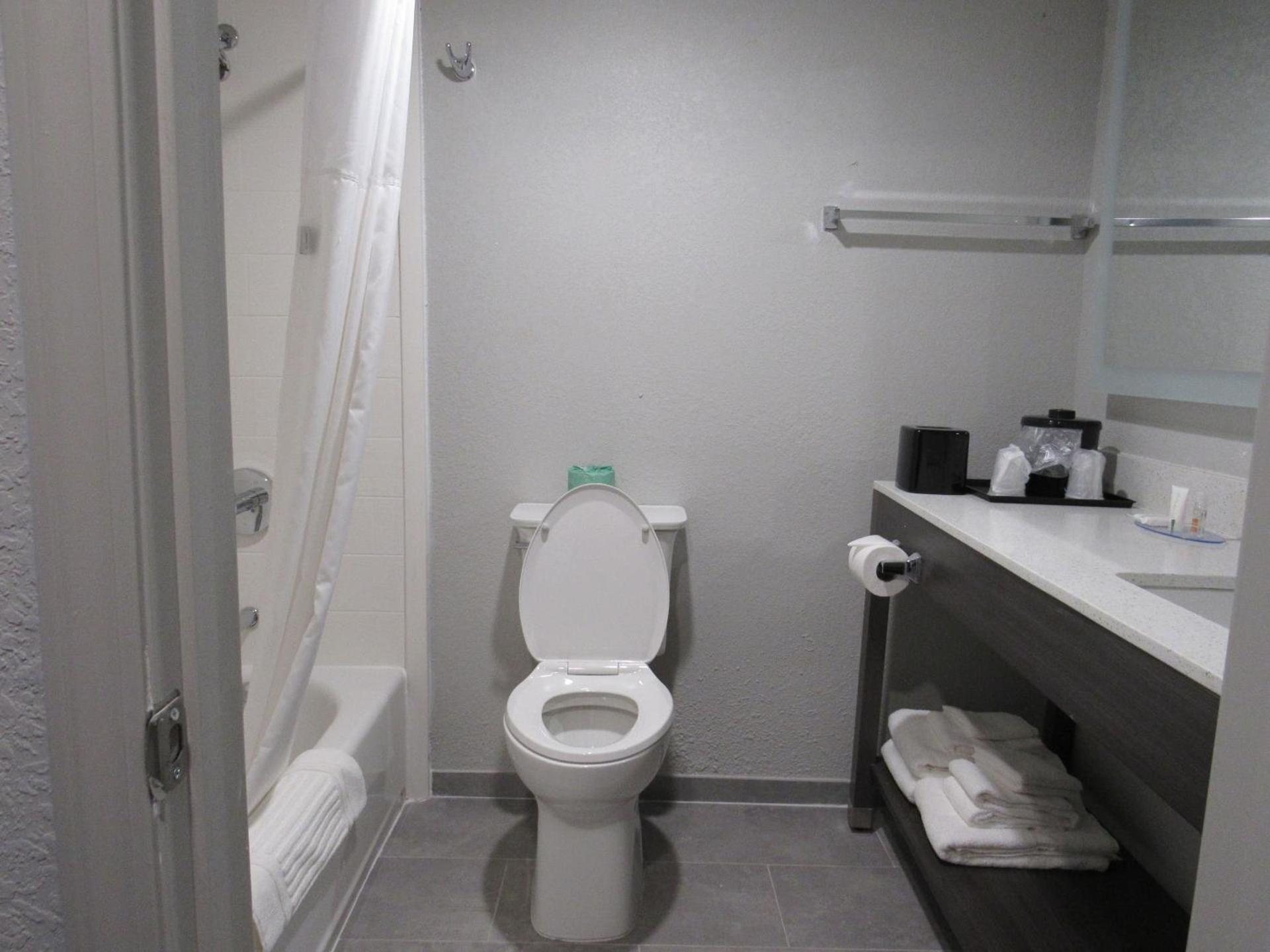 Clarion Pointe McDonough photo 48