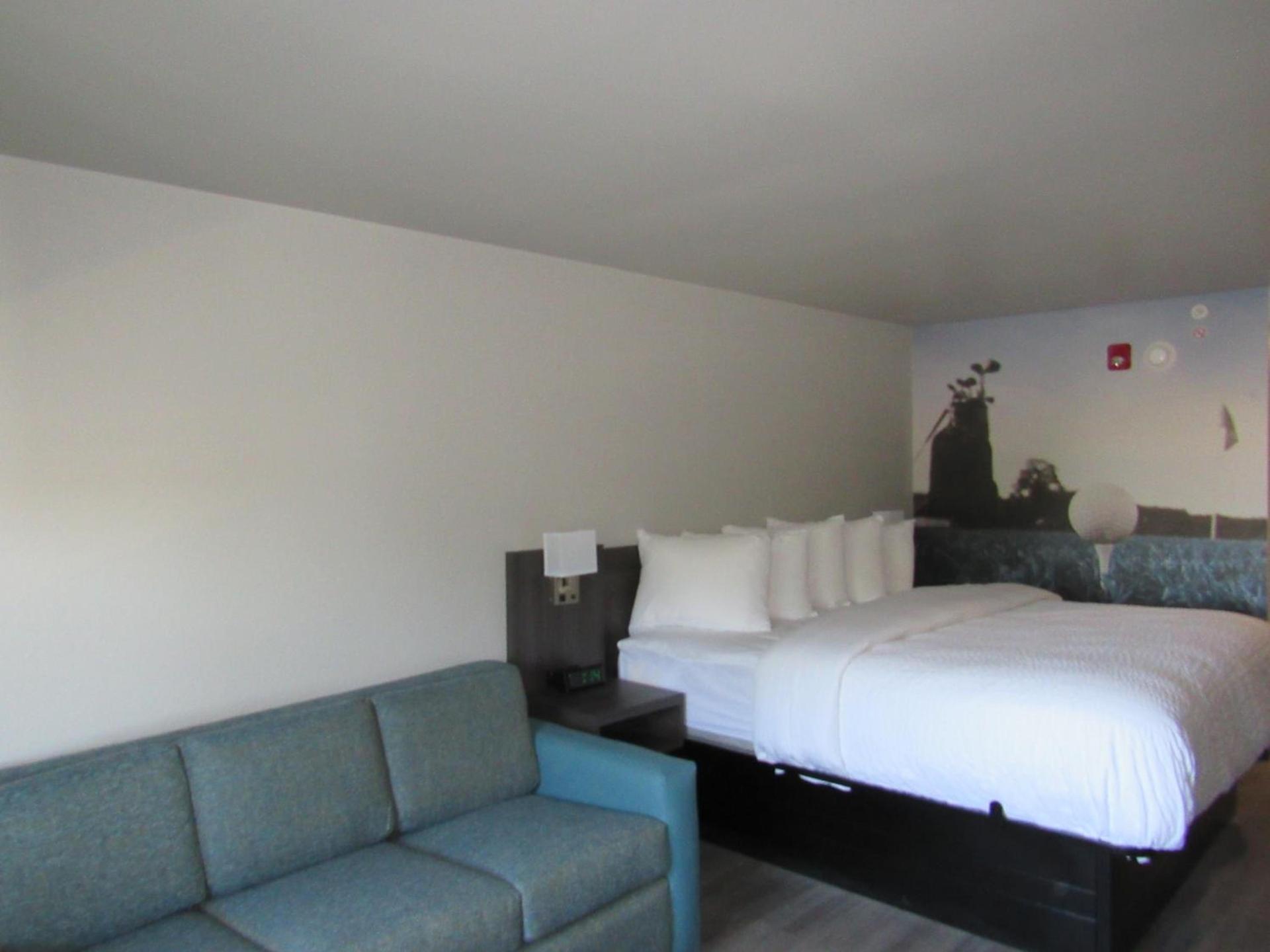 Clarion Pointe McDonough photo 61