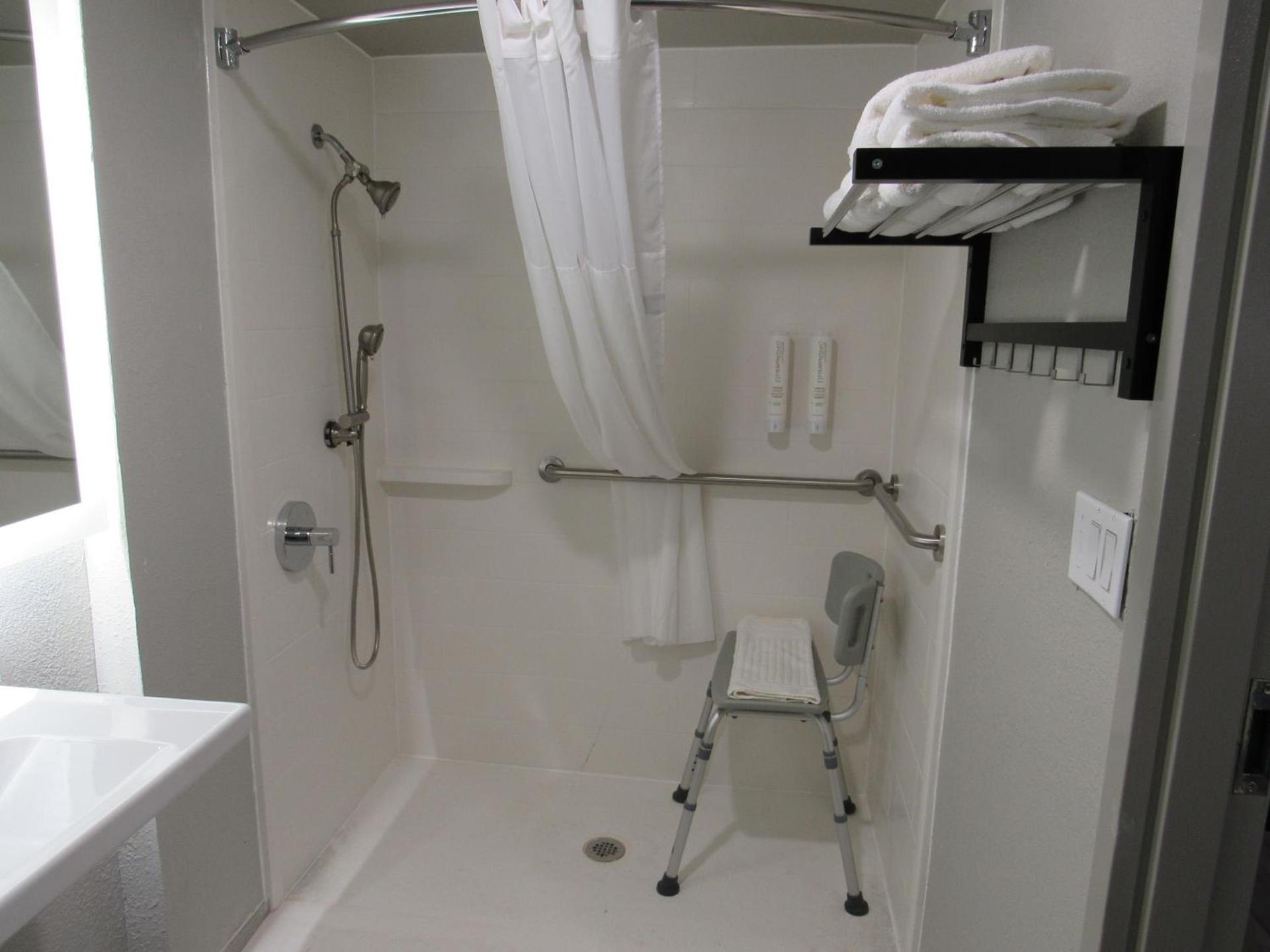 Clarion Pointe McDonough photo 59