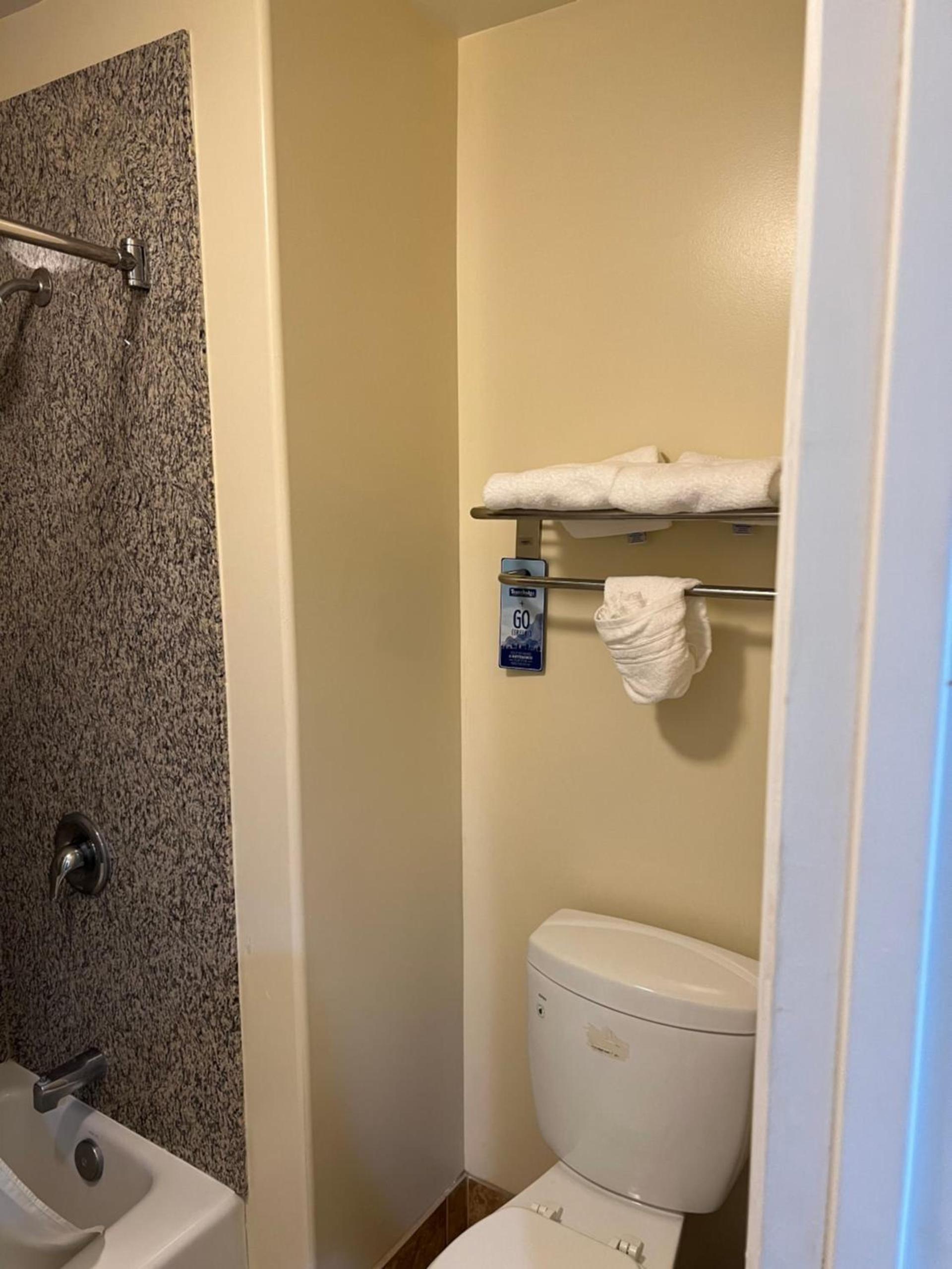 Travelodge by Wyndham Brea photo 17