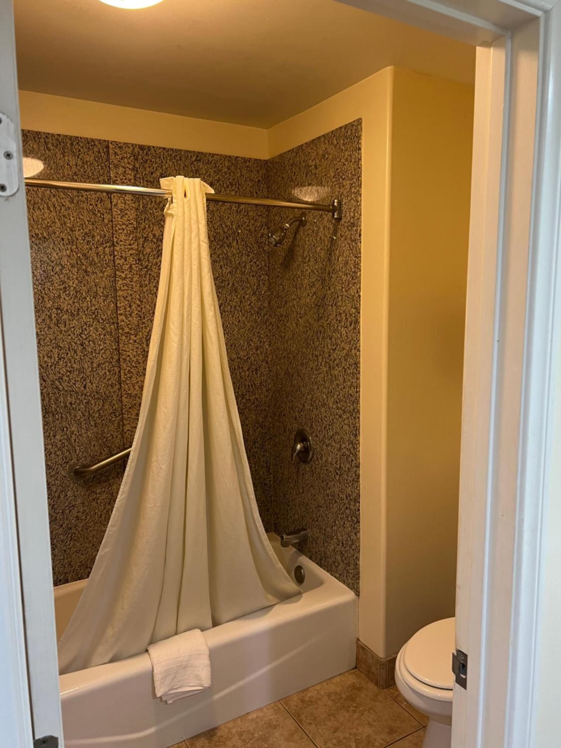 Travelodge by Wyndham Brea photo 15