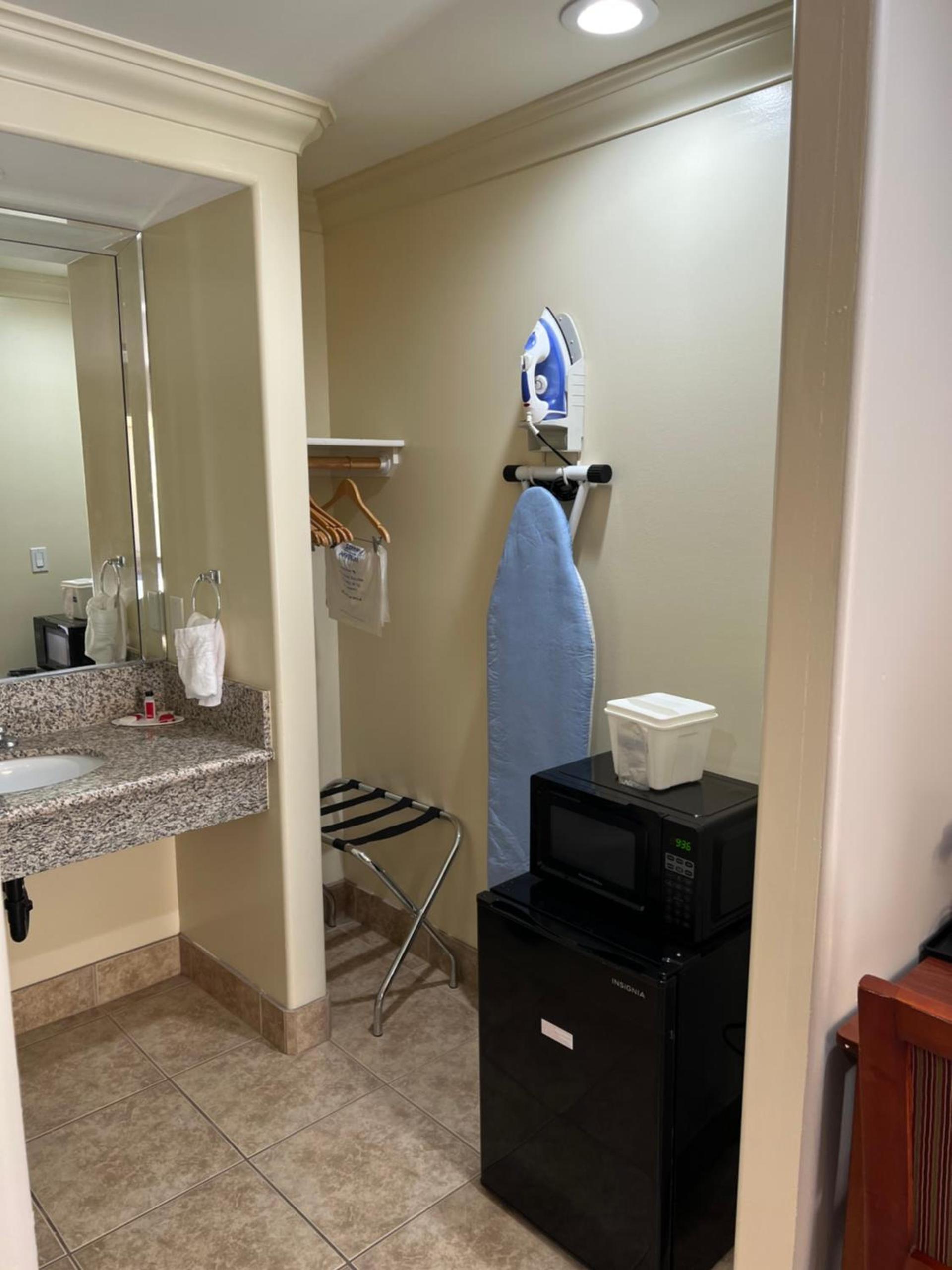 Travelodge by Wyndham Brea photo 13