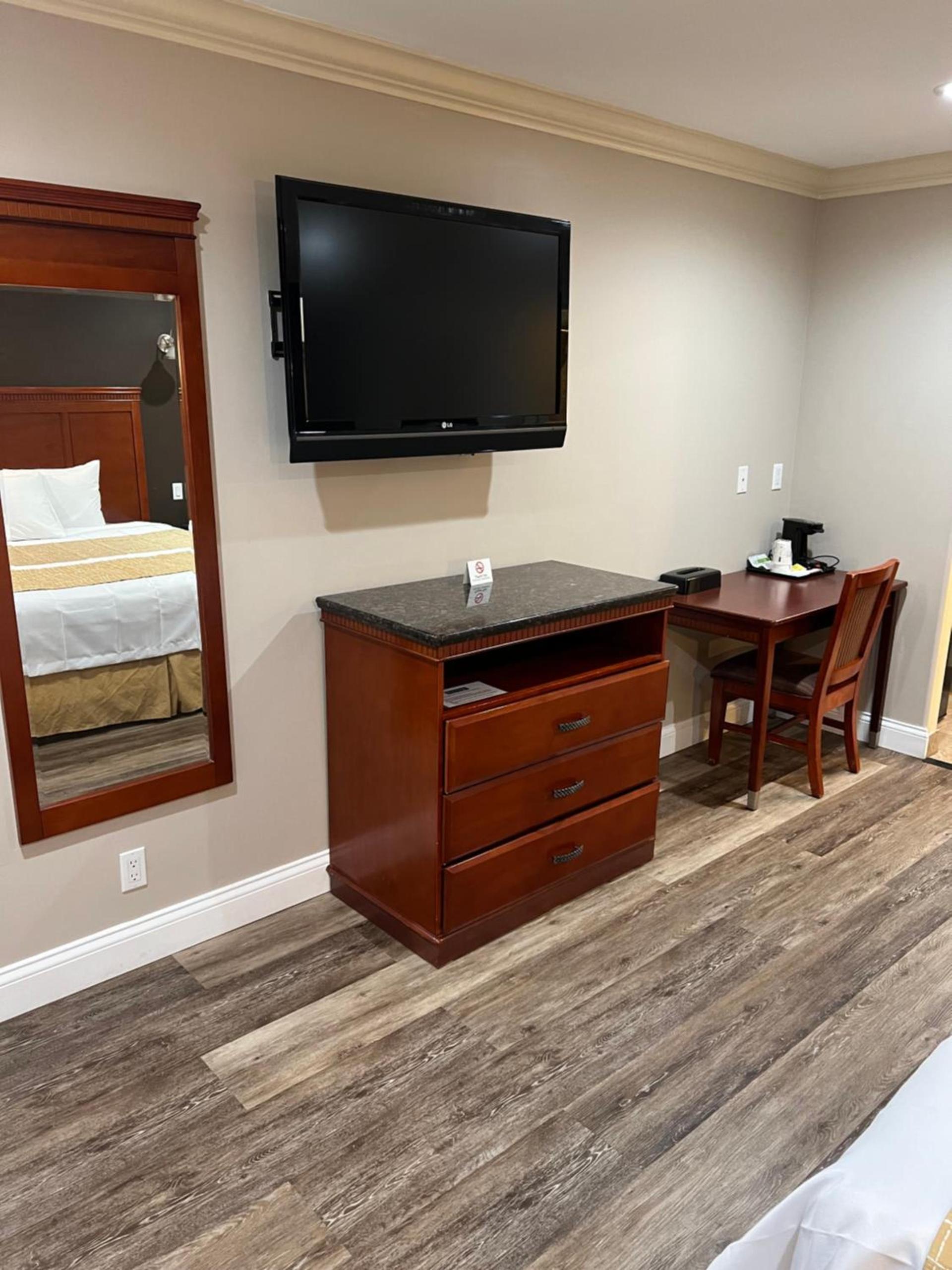 Travelodge by Wyndham Brea photo 10