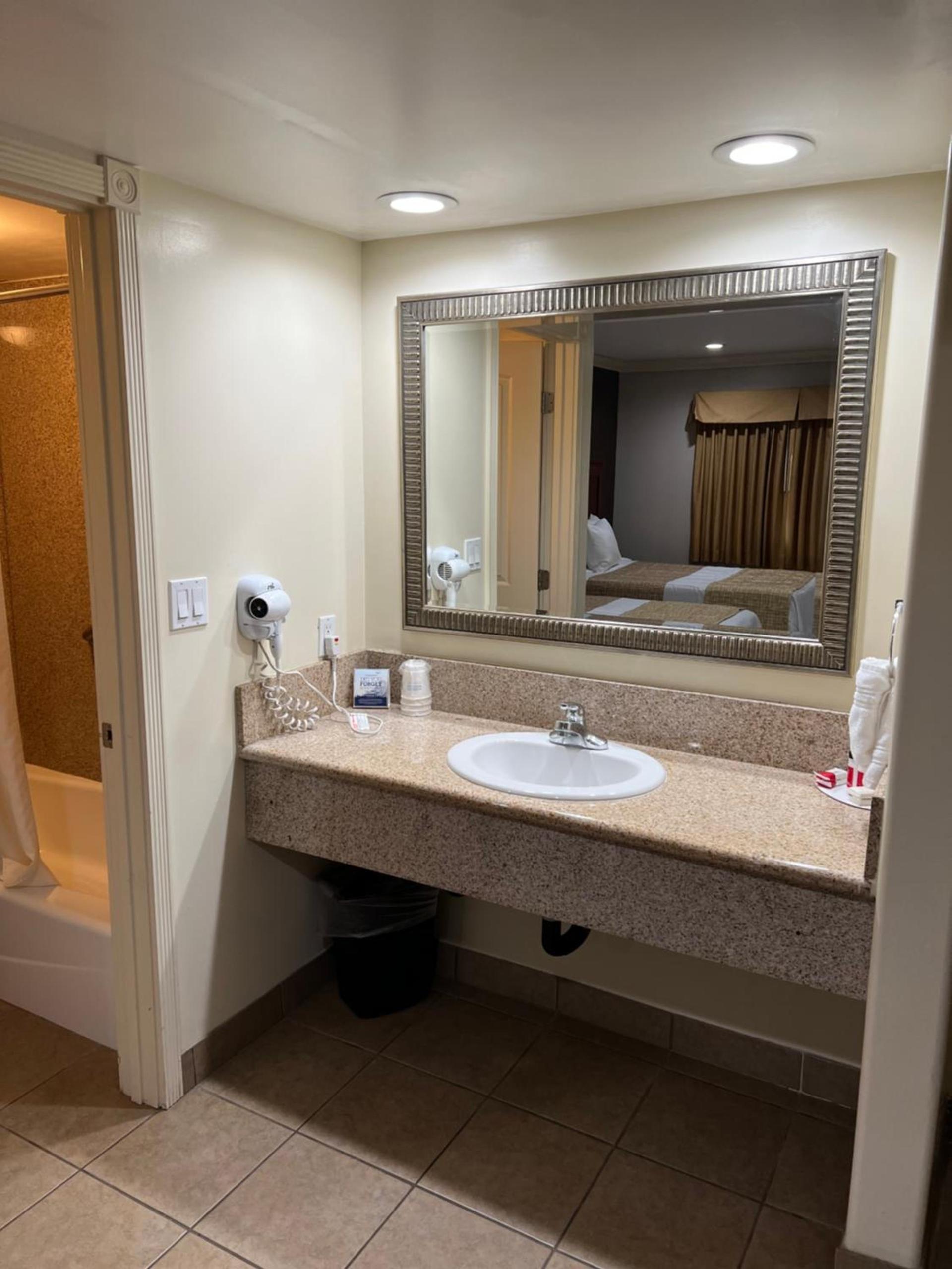 Travelodge by Wyndham Brea photo 18