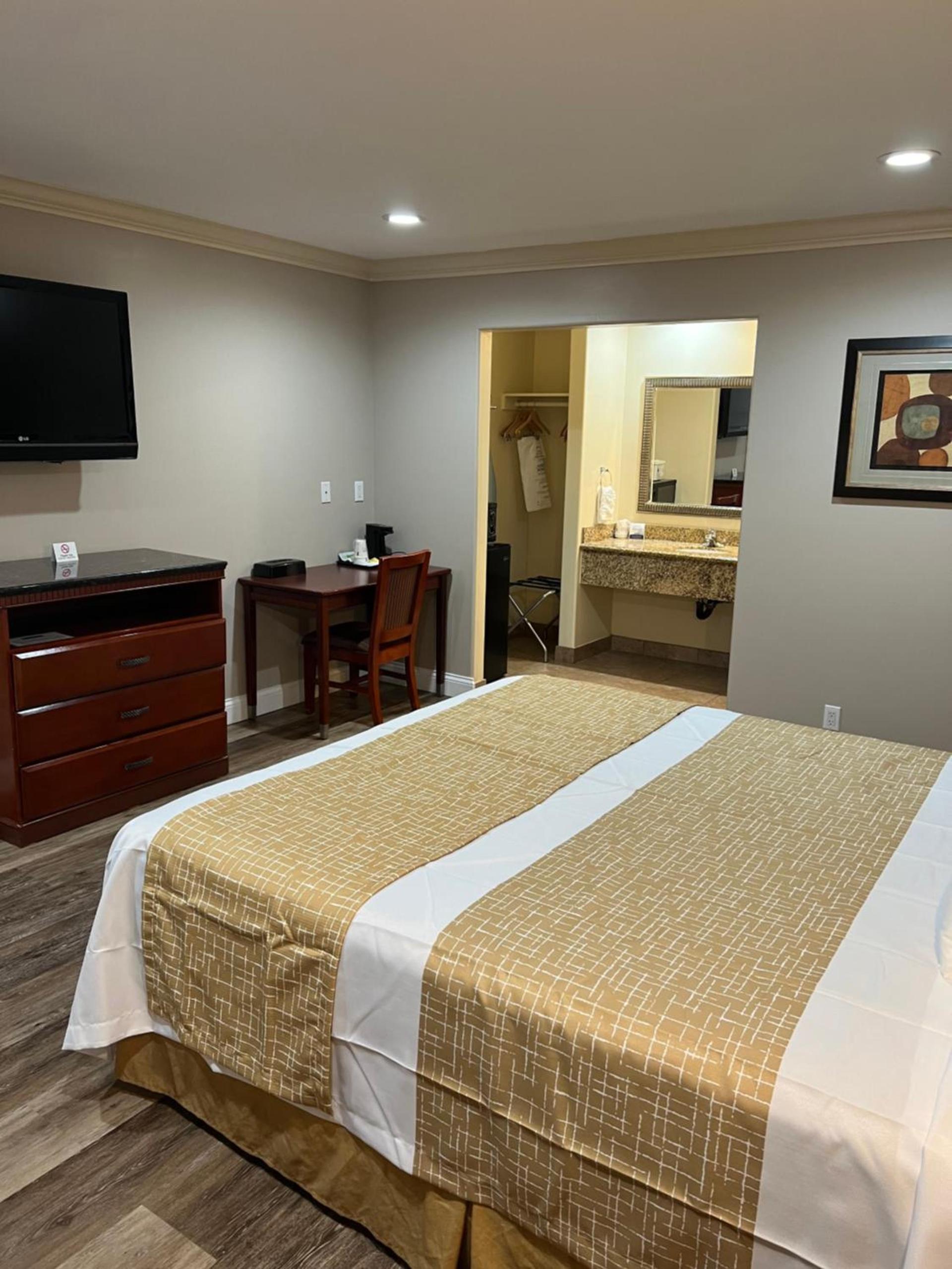 Travelodge by Wyndham Brea photo 23
