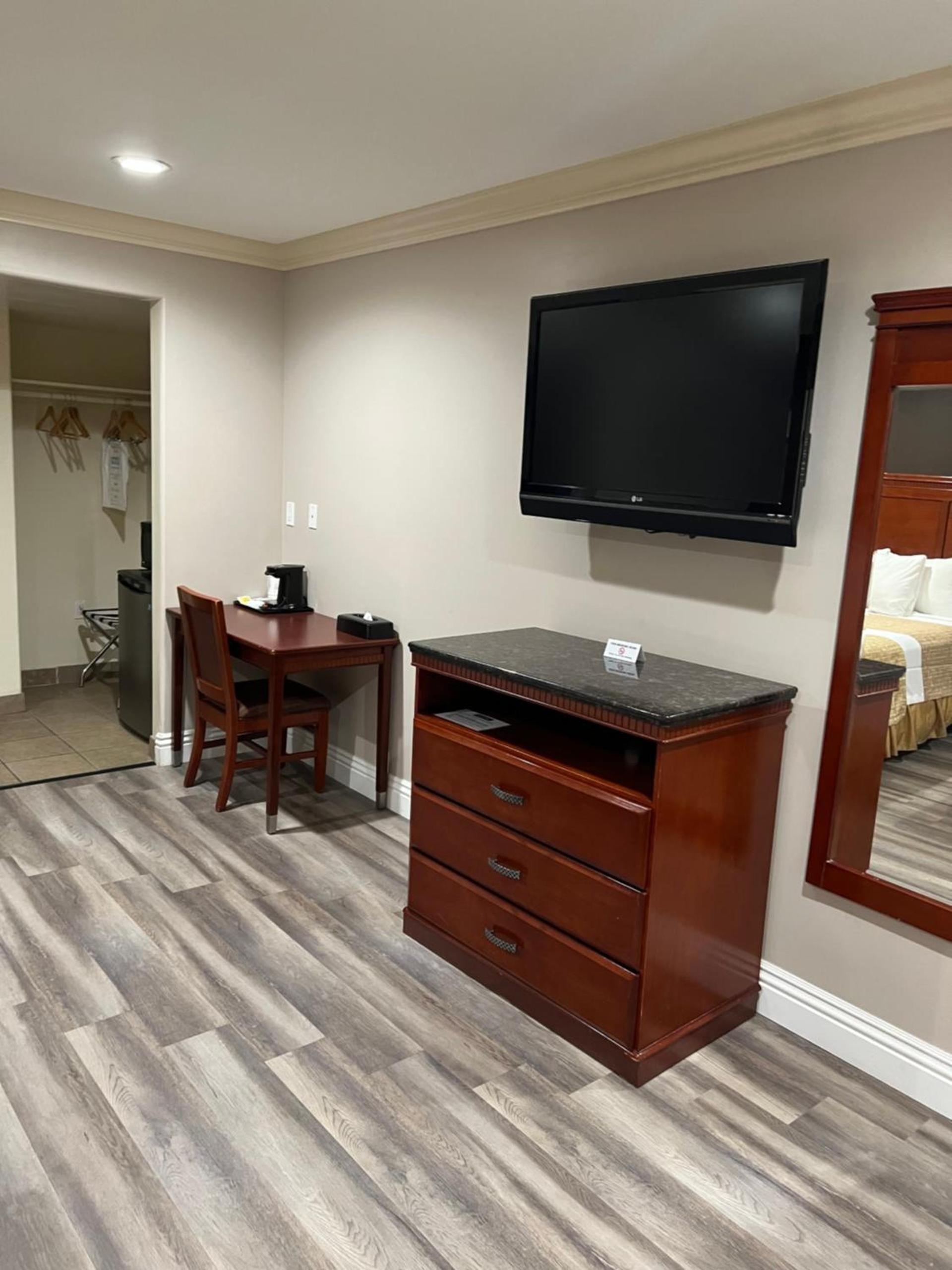 Travelodge by Wyndham Brea photo 26