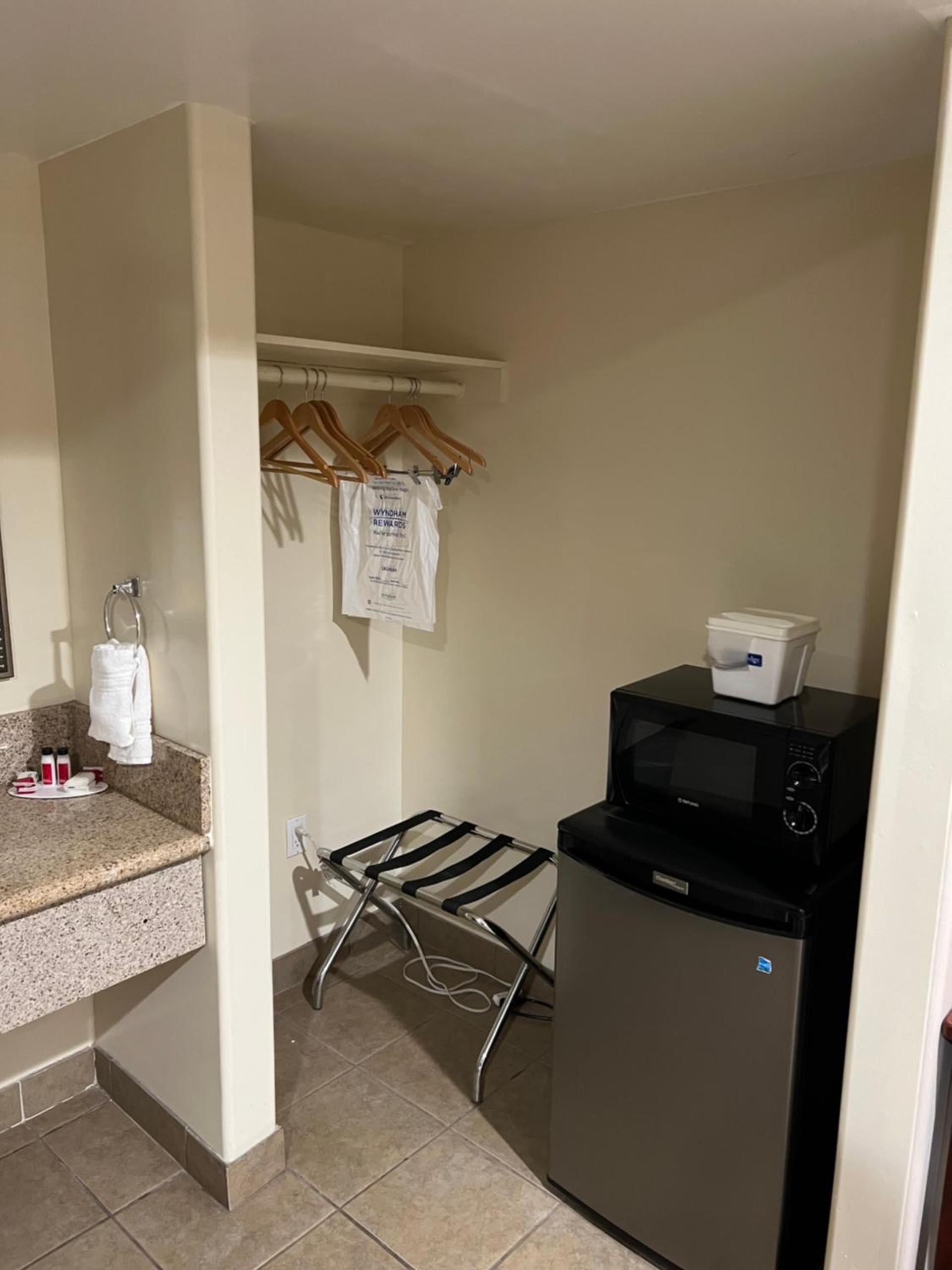 Travelodge by Wyndham Brea photo 28