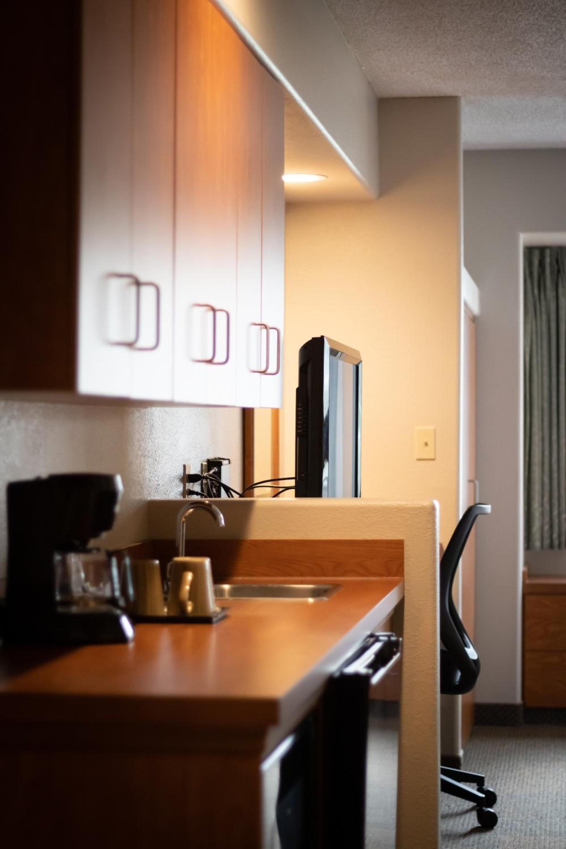Monument Inn & Suites photo 4