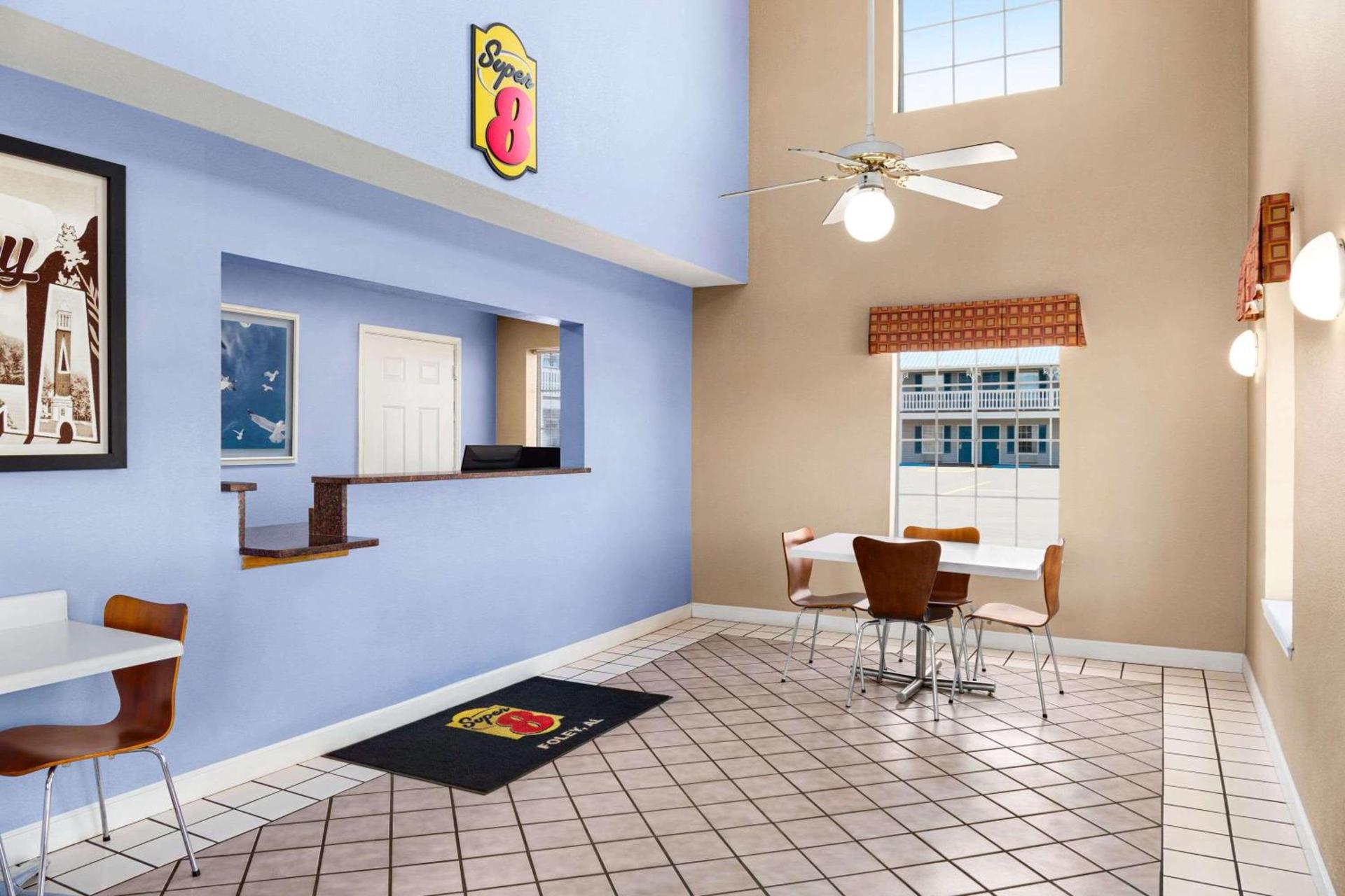 Super 8 by Wyndham Foley photo 2