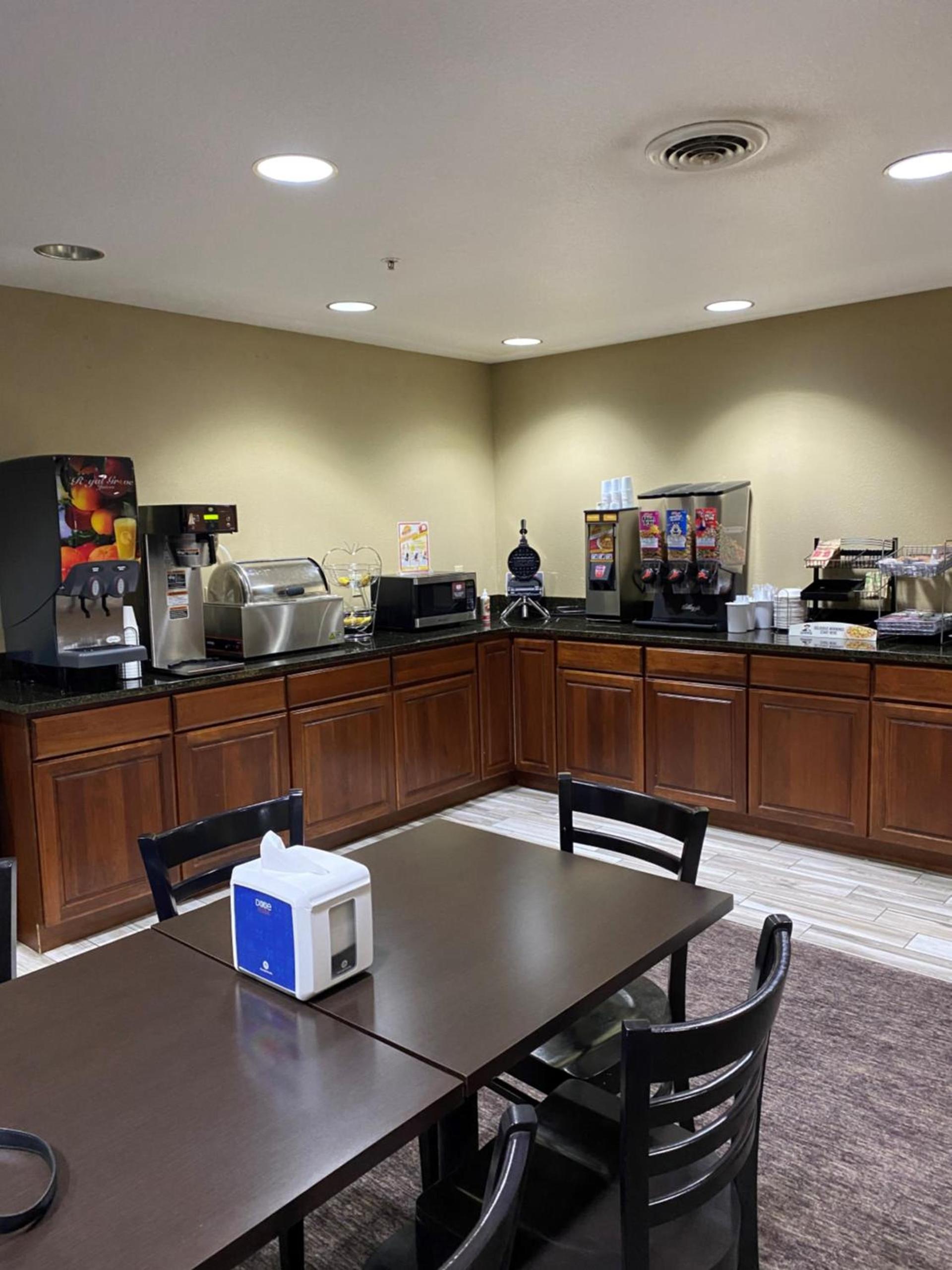 AmericInn by Wyndham Maquoketa photo 3