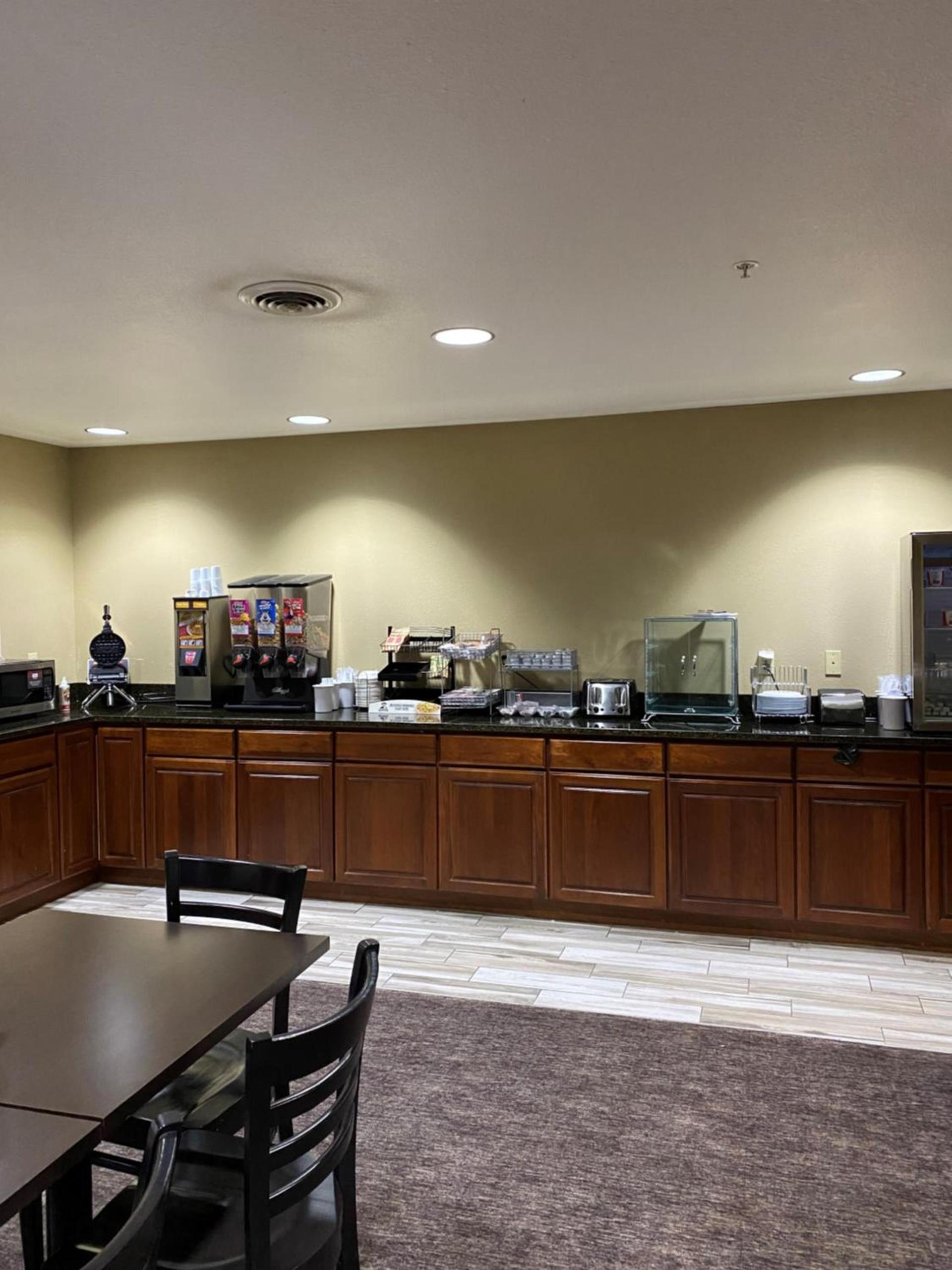 AmericInn by Wyndham Maquoketa photo 2