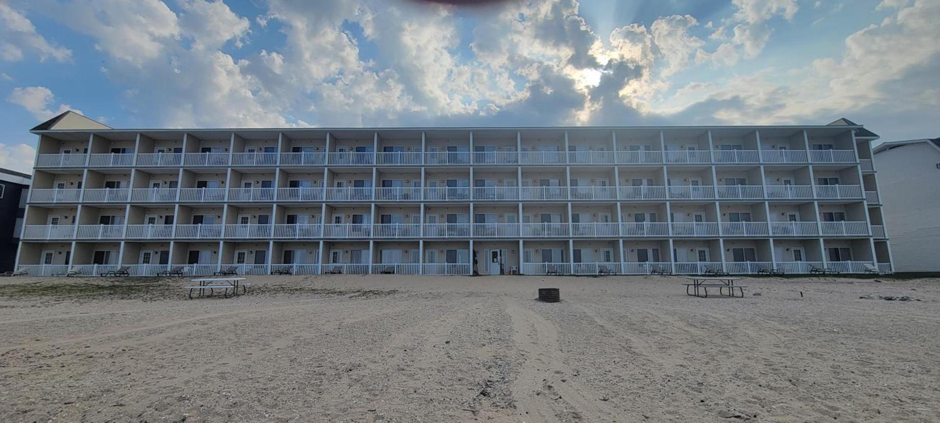 Mackinaw Beach and Bay Inn & Suites photo 11