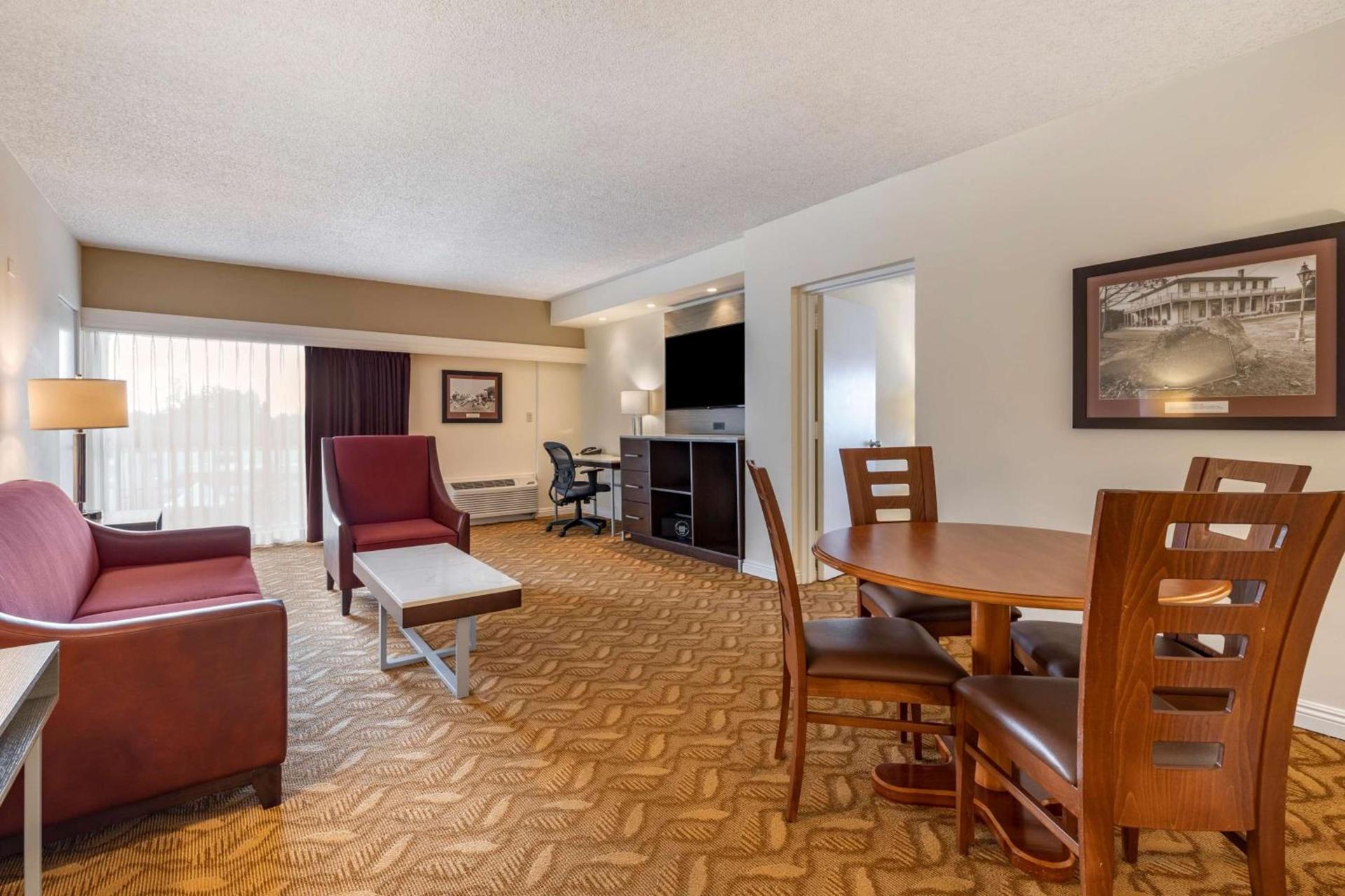 Best Western Plus Thousand Oaks Inn photo 35