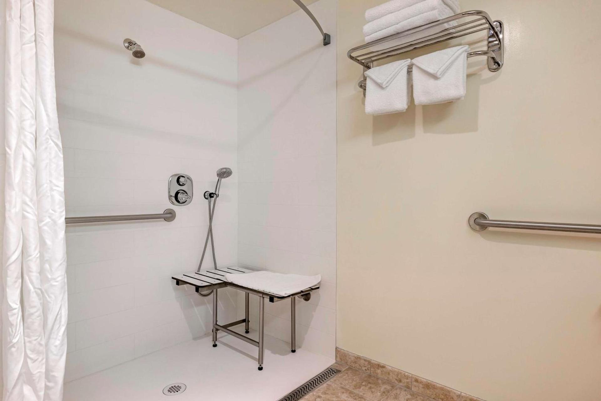 Best Western Plus Thousand Oaks Inn photo 46