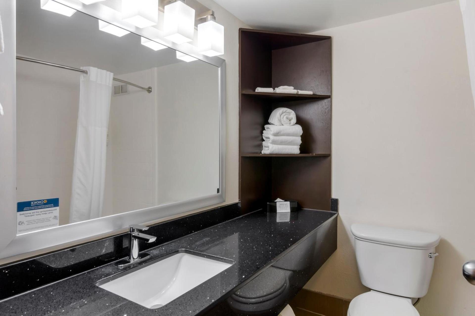 Clarion Pointe Charlottesville photo 41
